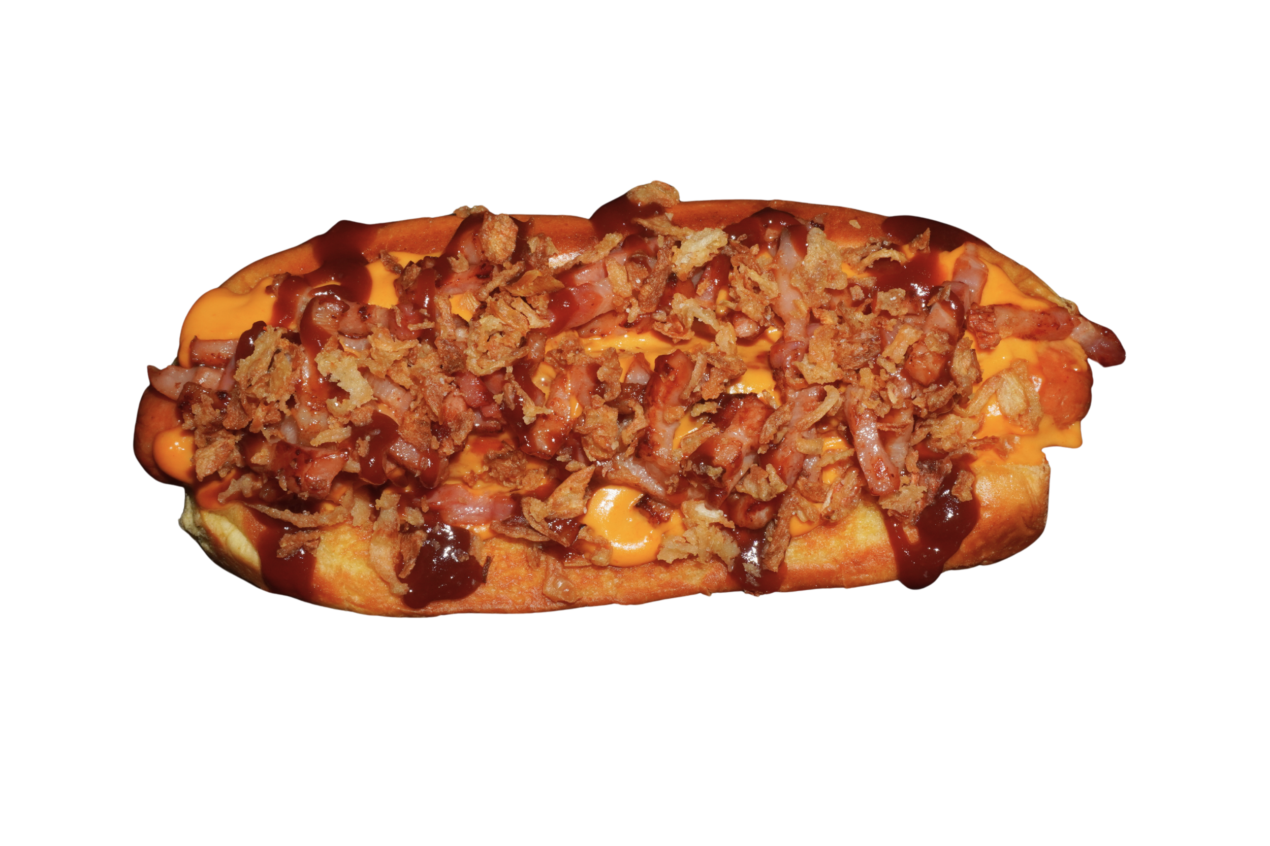 Una hot dog con salchicha, queso, tocino, cebolla frita y salsa de barbacoa