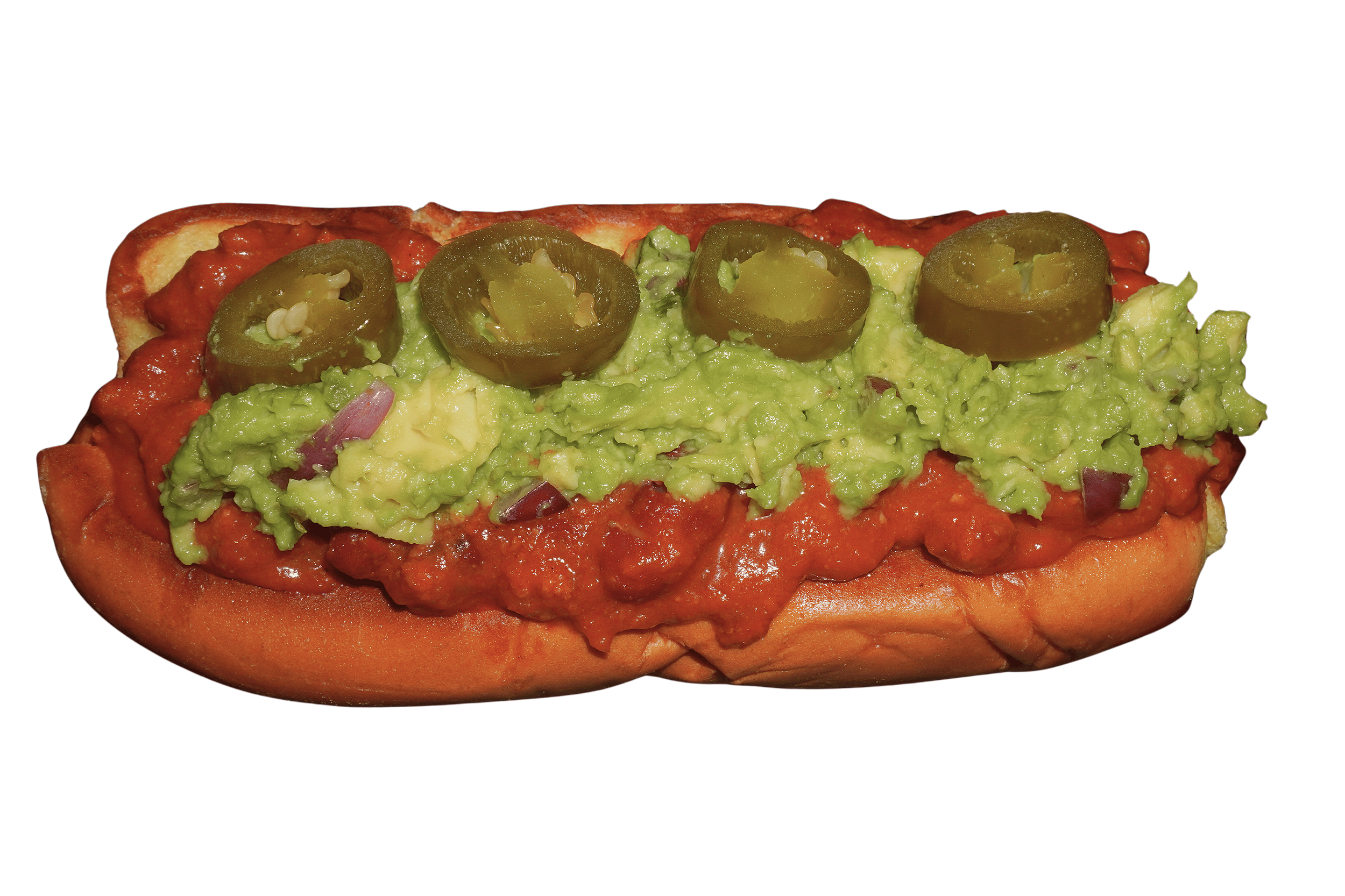 Una rebanada de pizza con salsa, guacamole con jalapeños y cebolla