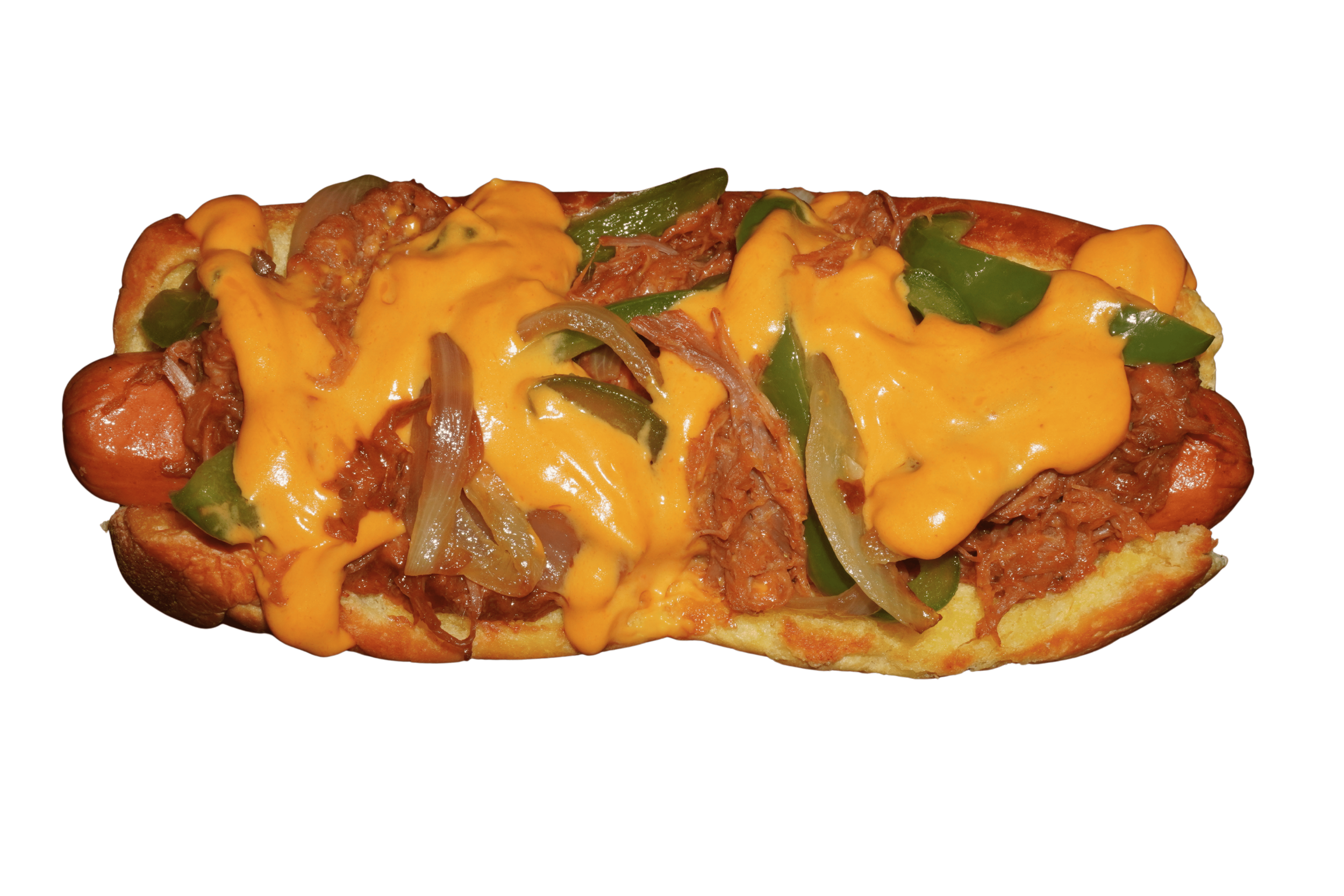 Hot dog con carne desmenuzada, jalapeños, cebolla y queso derretido.