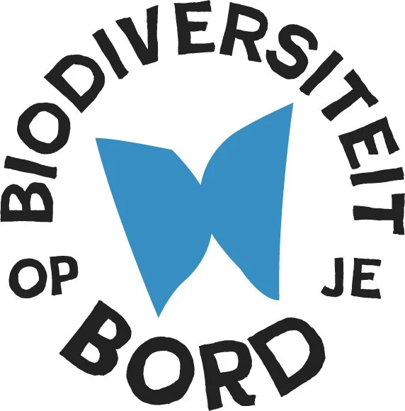 Logo van Biodiversiteit op Bord, met een blauwe vlinder en ronde tekst.