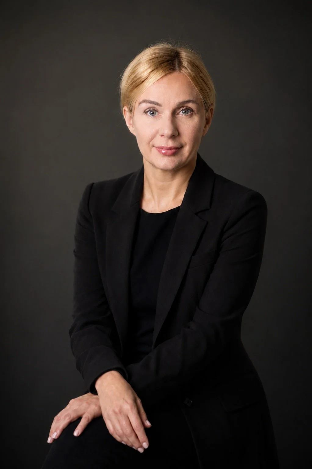 Punainen tukka ja musta puku
