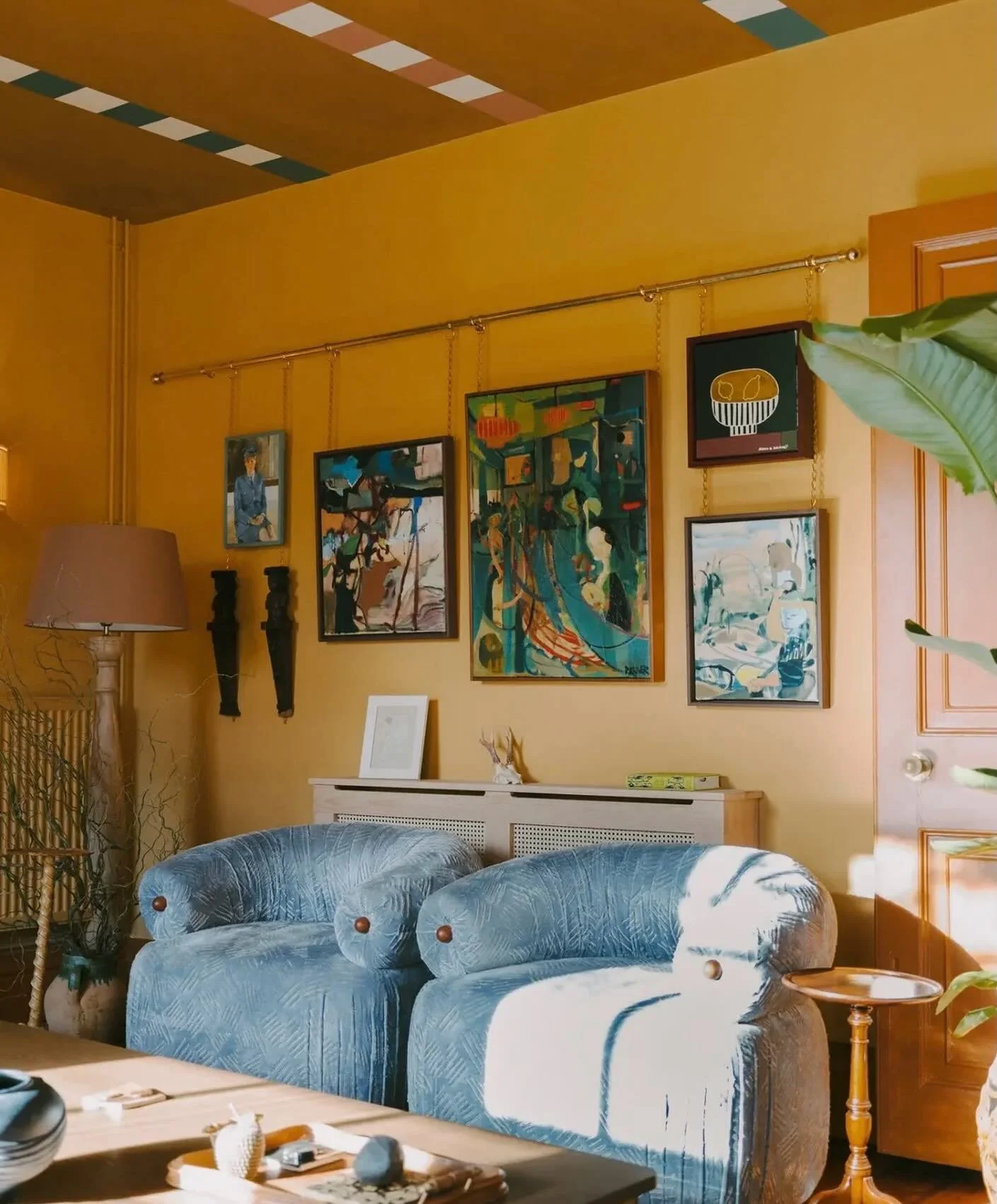 A fun reminder that a gallery wall hang can work in a domestic setting. Seen on @southovergallery @staycrafted_ 📸 @alexcattphoto curated by @despina_y 💛