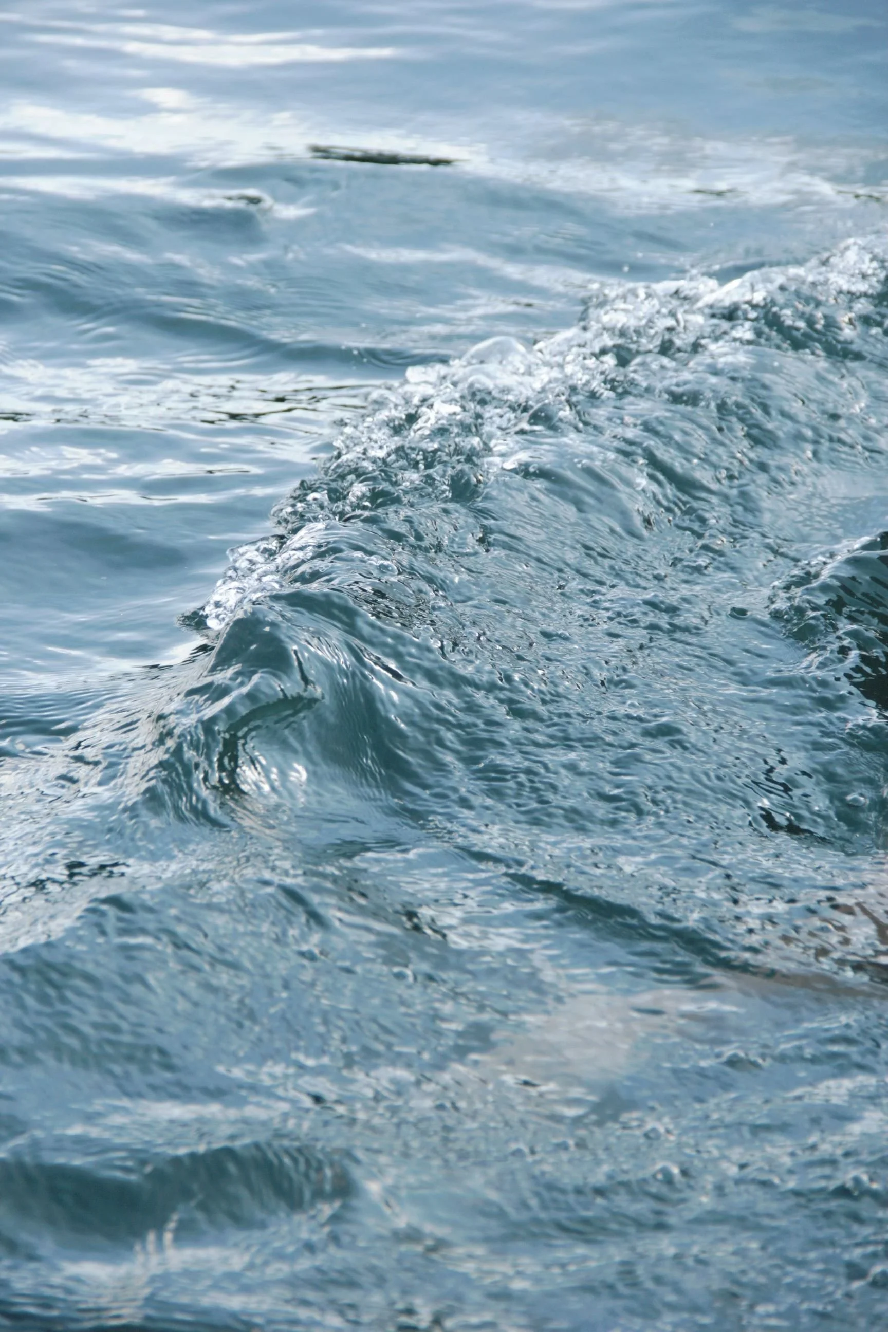Aufnahmen von Meereswellen mit hohem Wellengang im Ozean, Wasser spritzt und bewegt sich.