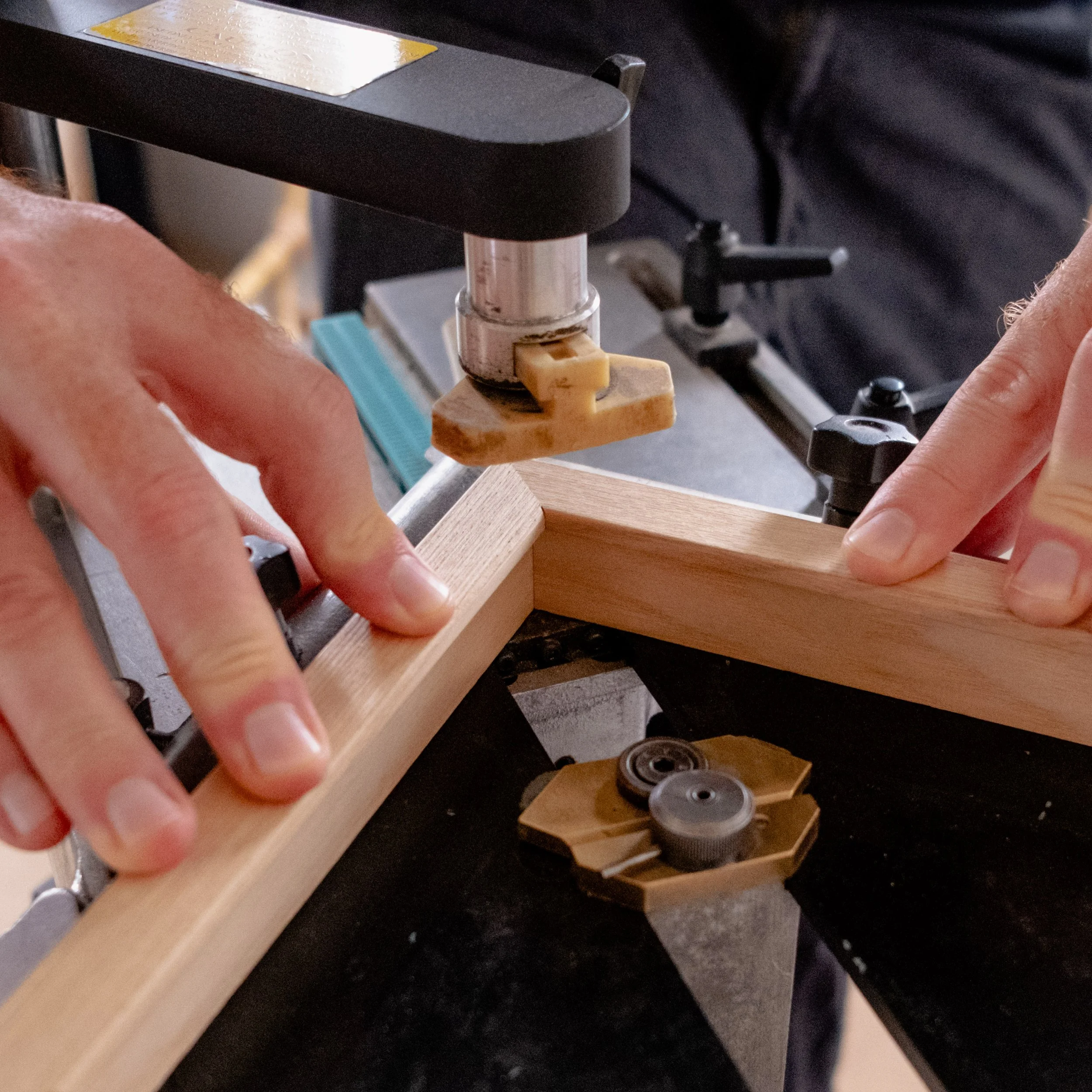 Joining a mitred solid hardwood frame moulding on a picture framer's underpinner