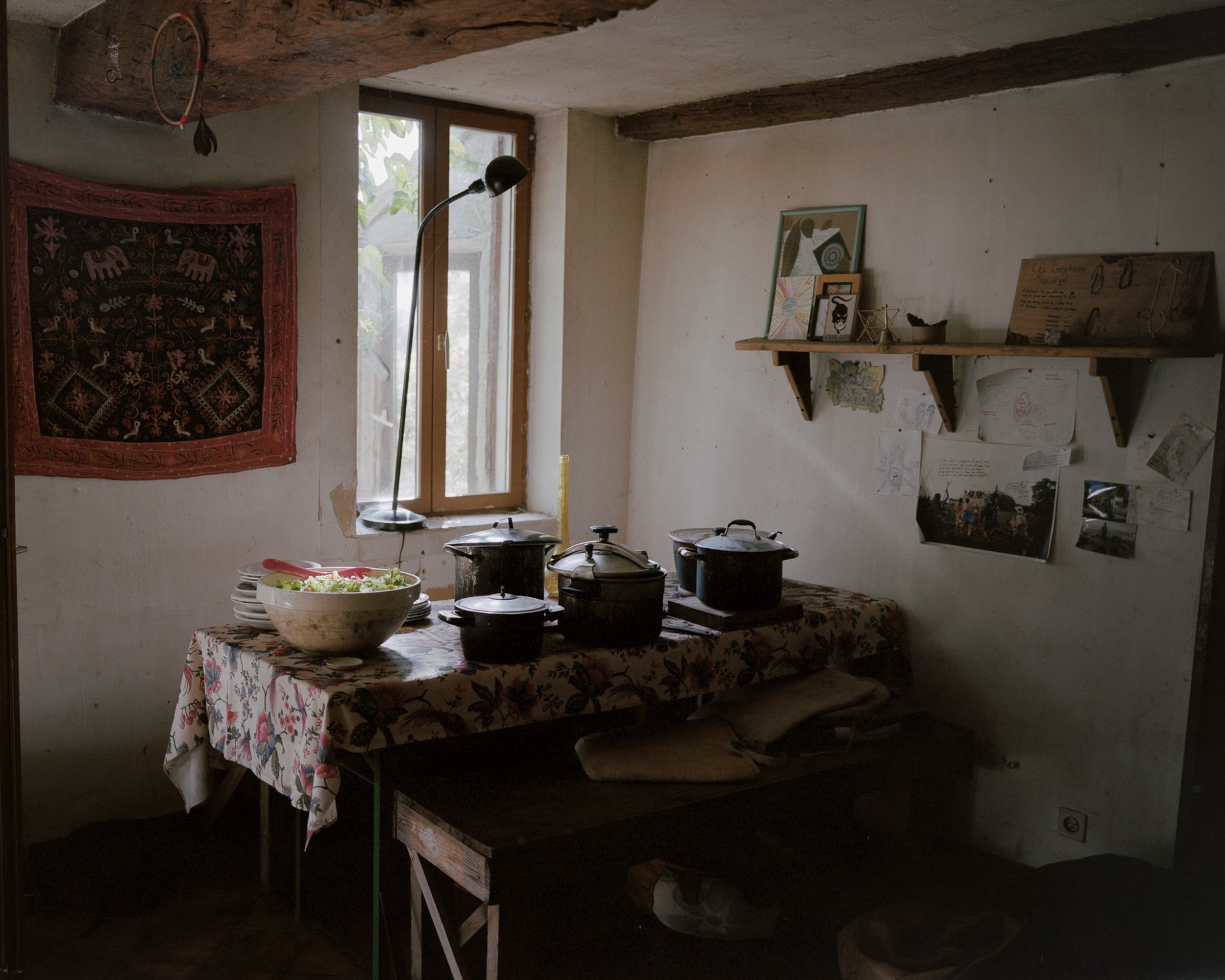 Repas partagé dans la maison commune d'Eotopia.