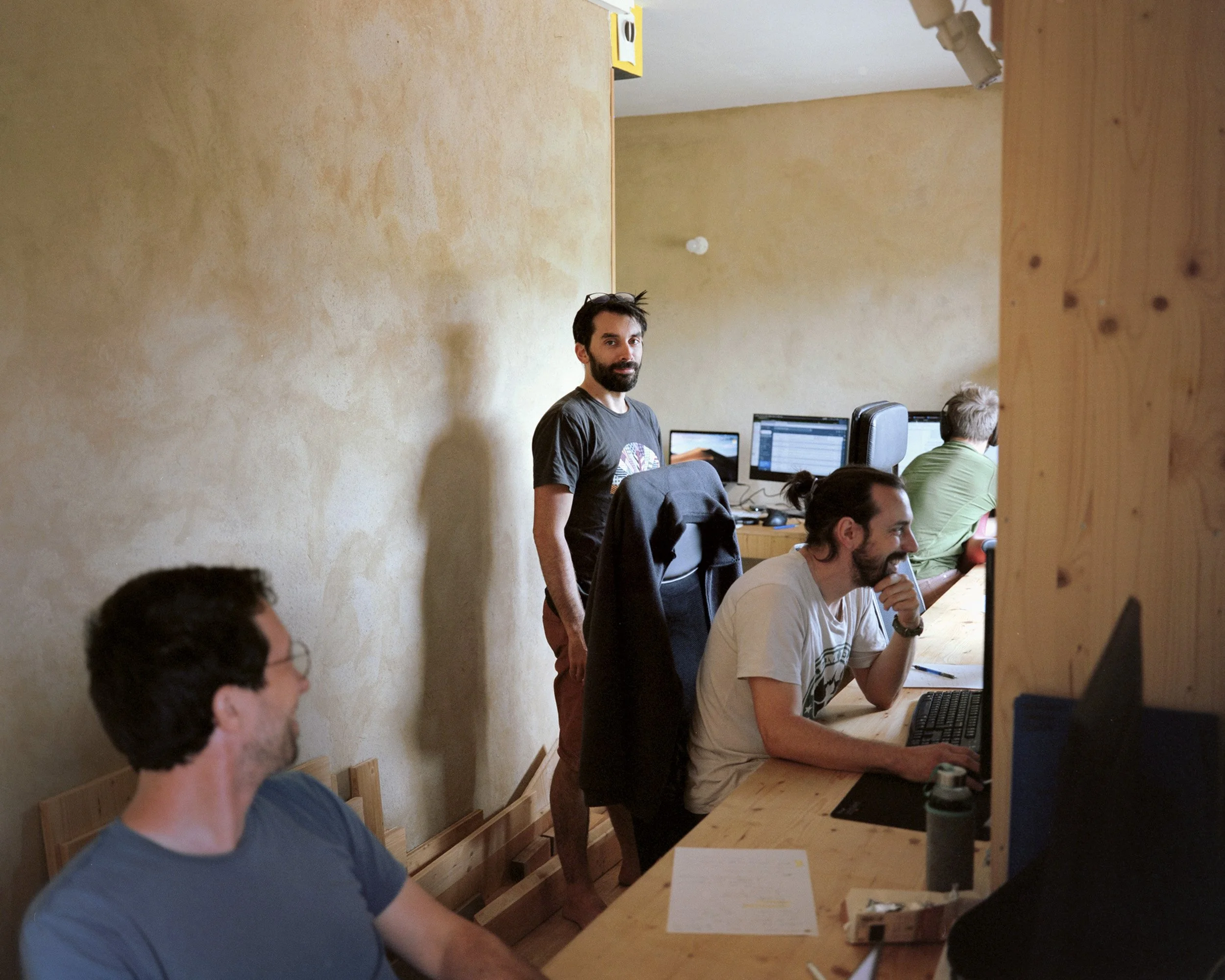 Charlie (au centre), Yoann (à gauche) et Nico dans l'espace de co-working aménagé dans un des immeubles d'Ecoravie. Avec des métiers qui peuvent s'exercer à distance et la généralisation du télétravail, l'installation dans un village de la Drôme est 