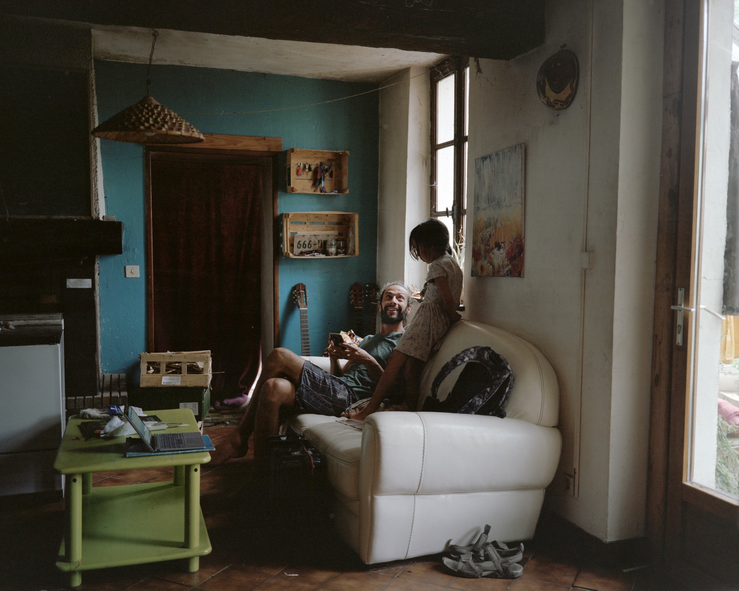 Benjamin, un des fondateurs d'Eotopia, avec sa fille Ada dans la maison commune.