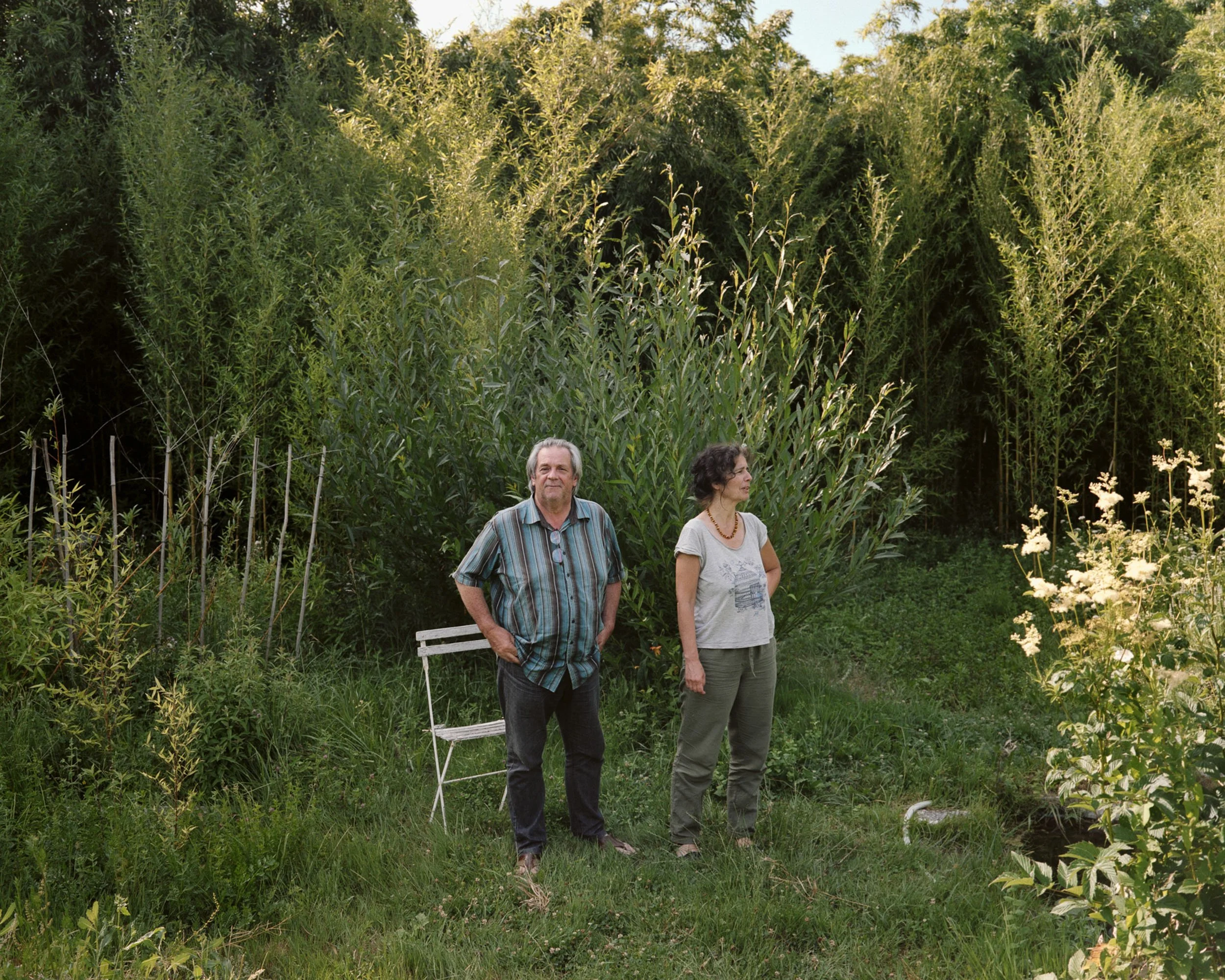 Frédéric Bosqué, entrepreneur, un des fondateurs, et Marie-Hélène Muller, membre historique et spécialiste en génétique des populations, du Projet Tera, dans le jardin et potager de la ferme de Lartel.