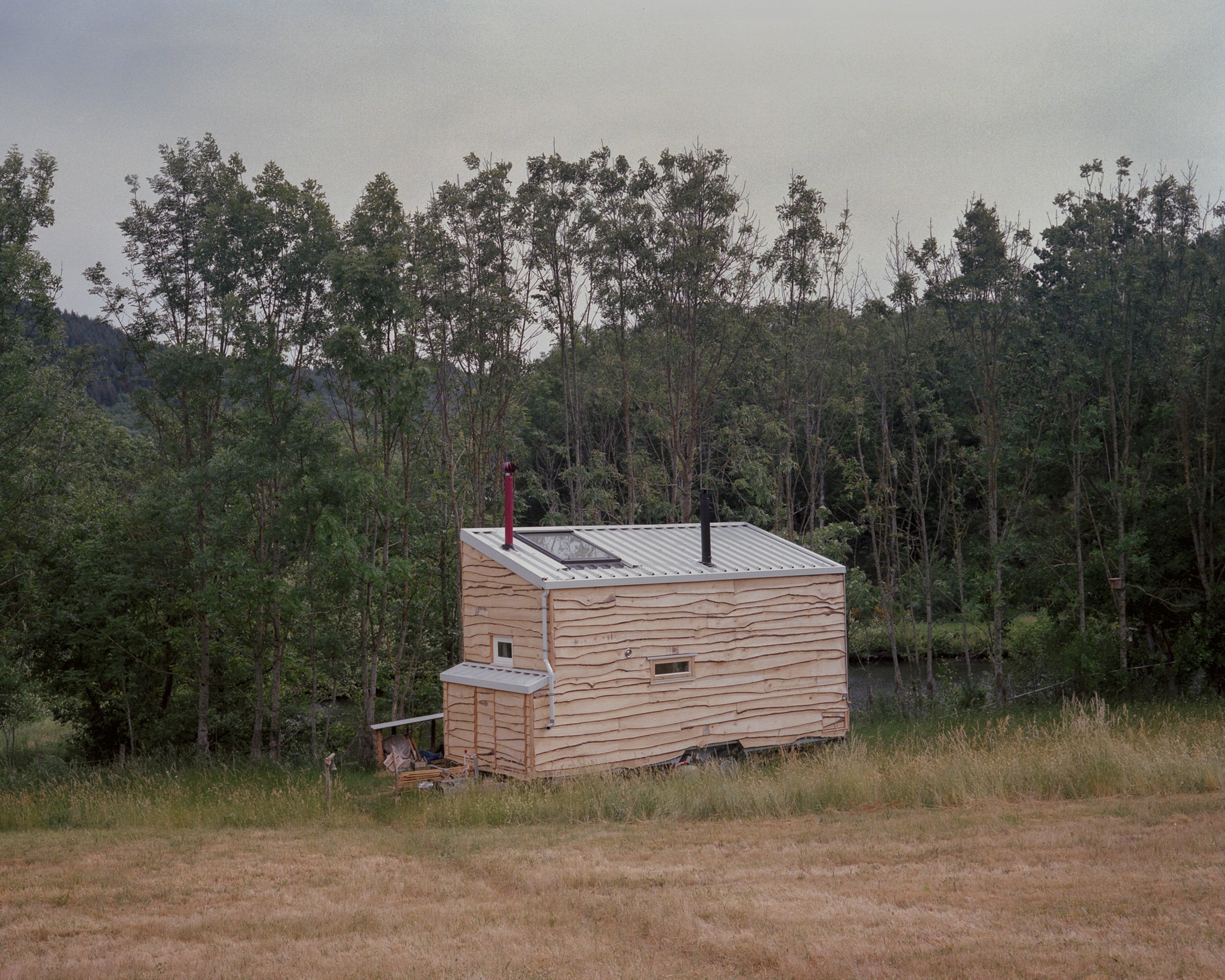 Tiny house de Geoffrey. 

Montées sur châssis, les tiny houses, qui doivent répondre à des critères législatifs précis, peuvent être déplacées, même si pour Geoffrey "en vérité, personne ne se déplace constamment avec sa Tiny, mais on sait qu'à tout 