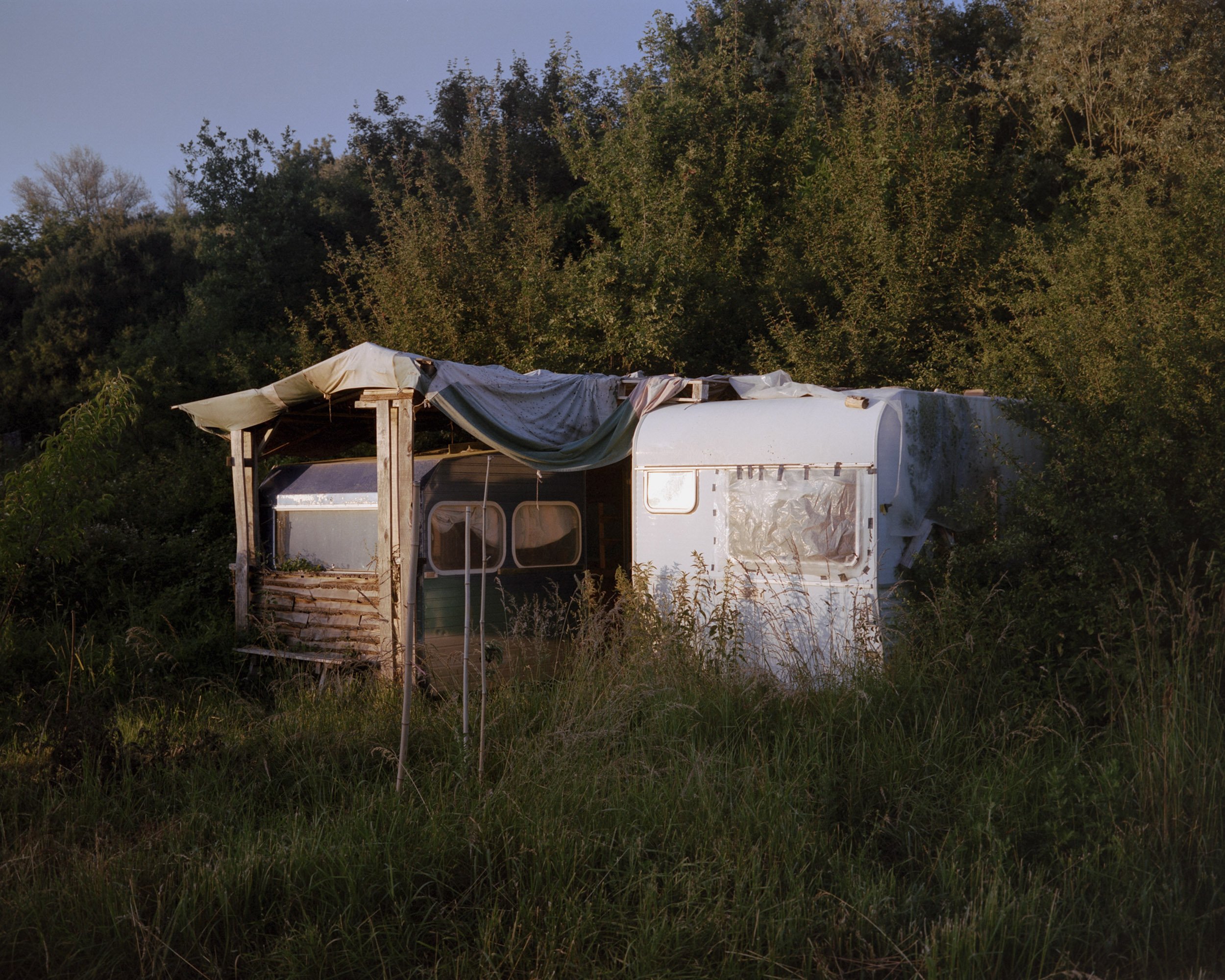 Caravanes utilisées par les habitants d'Eotopia. La plupart des habitants vivent chacun dans une caravane, et partagent une maison commune ou il y a notamment la cuisine, salle de bain, salle de yoga et de musique.