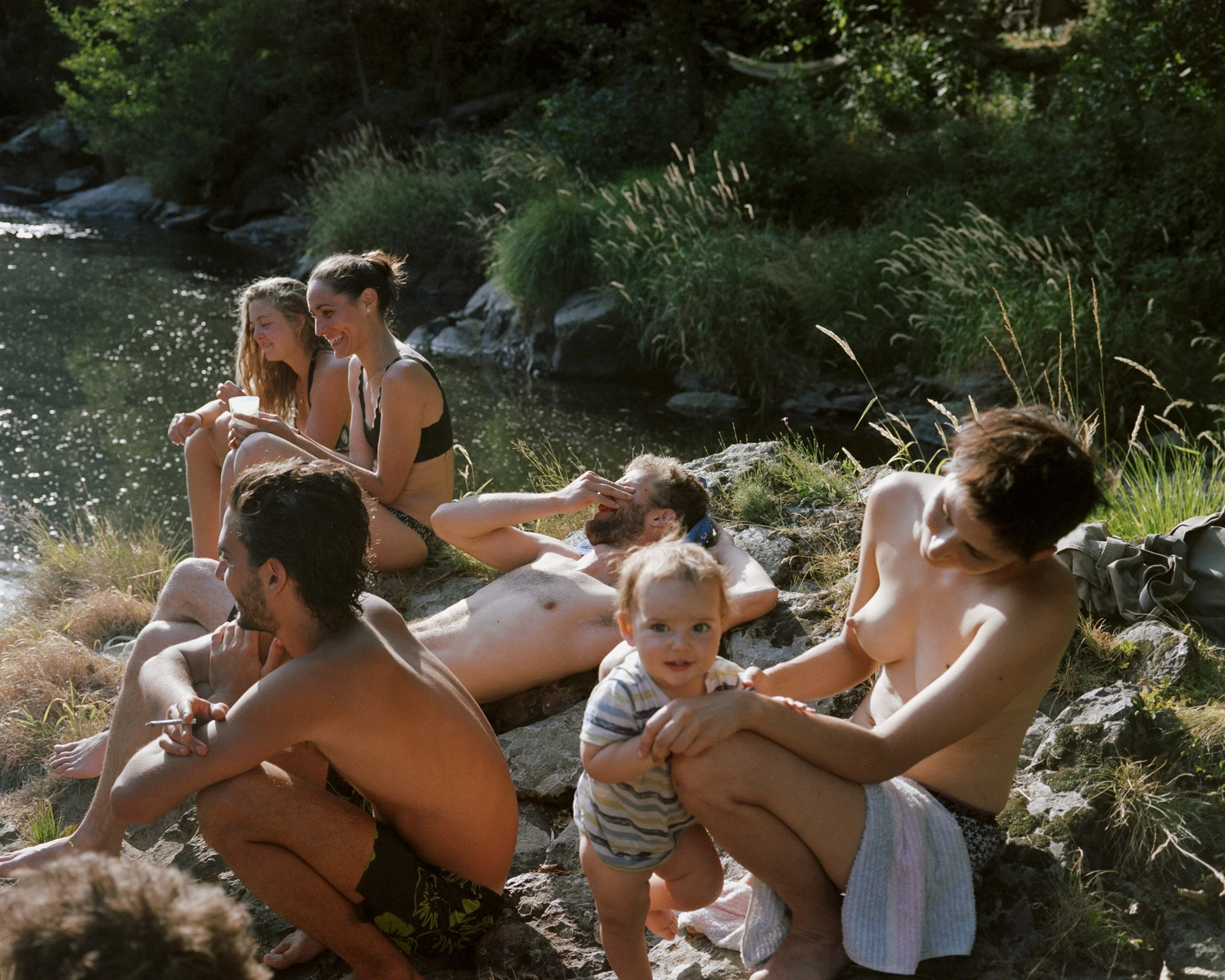 Moment de pause au bord de la rivière qui jouxte le moulinage pour les habitants en fin d'après-midi, après une journée de chantier.