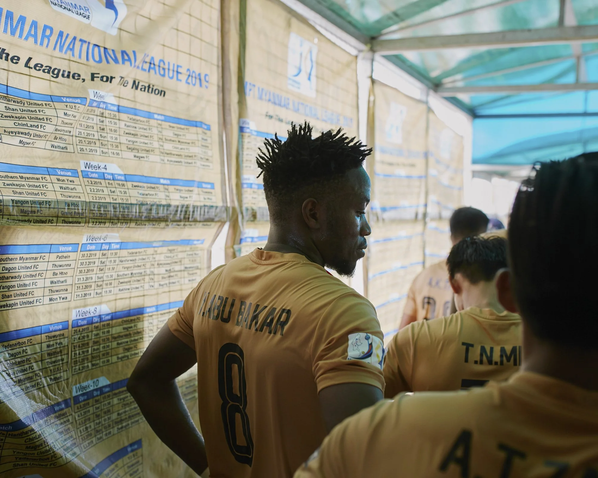 Dans le couloir menant à la pelouse, jour de match entre le Rakhine United FC et Hantharwady, au stade Watharli. 27 avril 2019