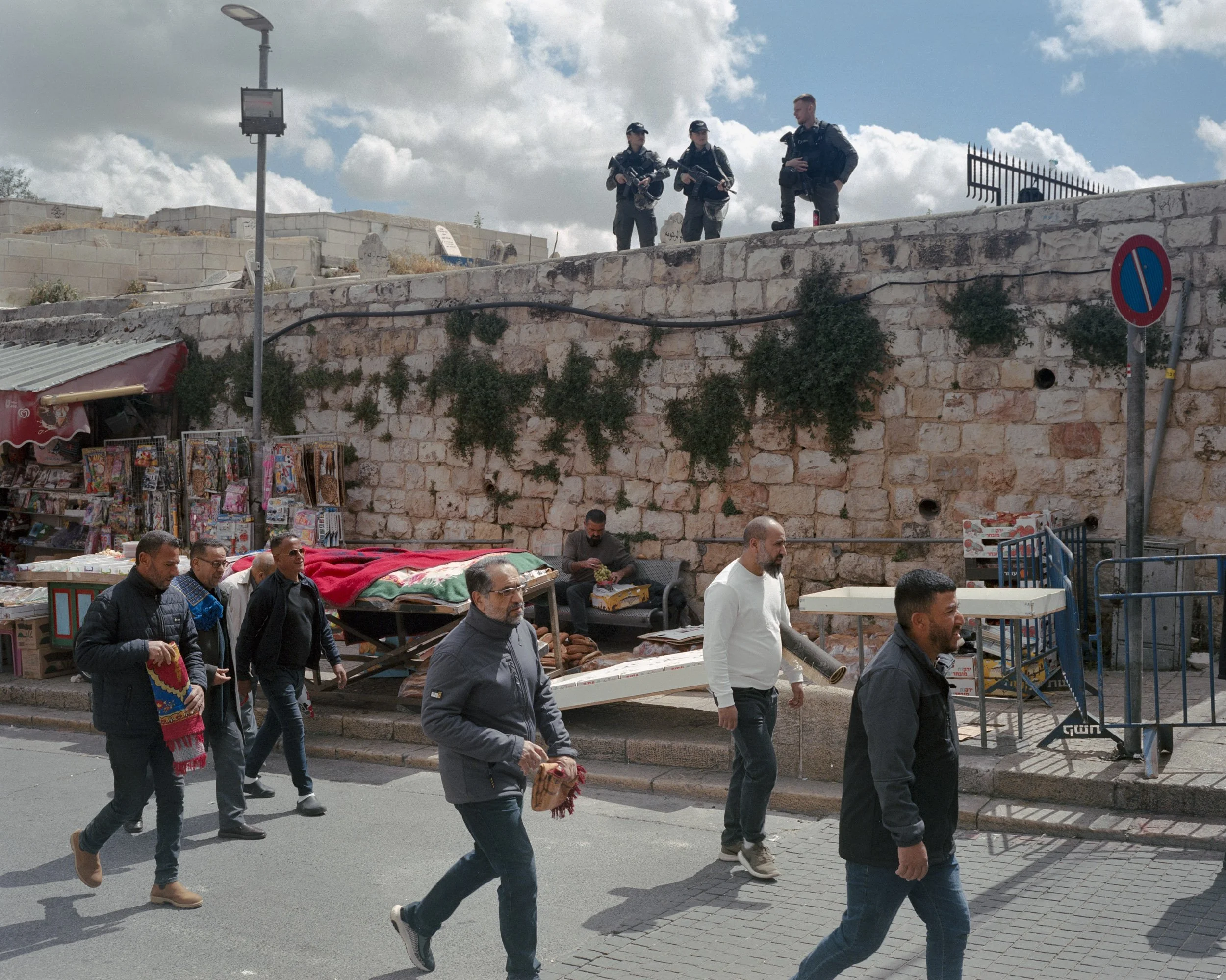 Palestinians from East Jerusalem approach Al-Aqsa Mosque through the Lions Gate for prayers on the first Friday of Ramadan. This year, given the context, more than 3,000 Israeli police officers have been mobilized and are guarding the entrances.