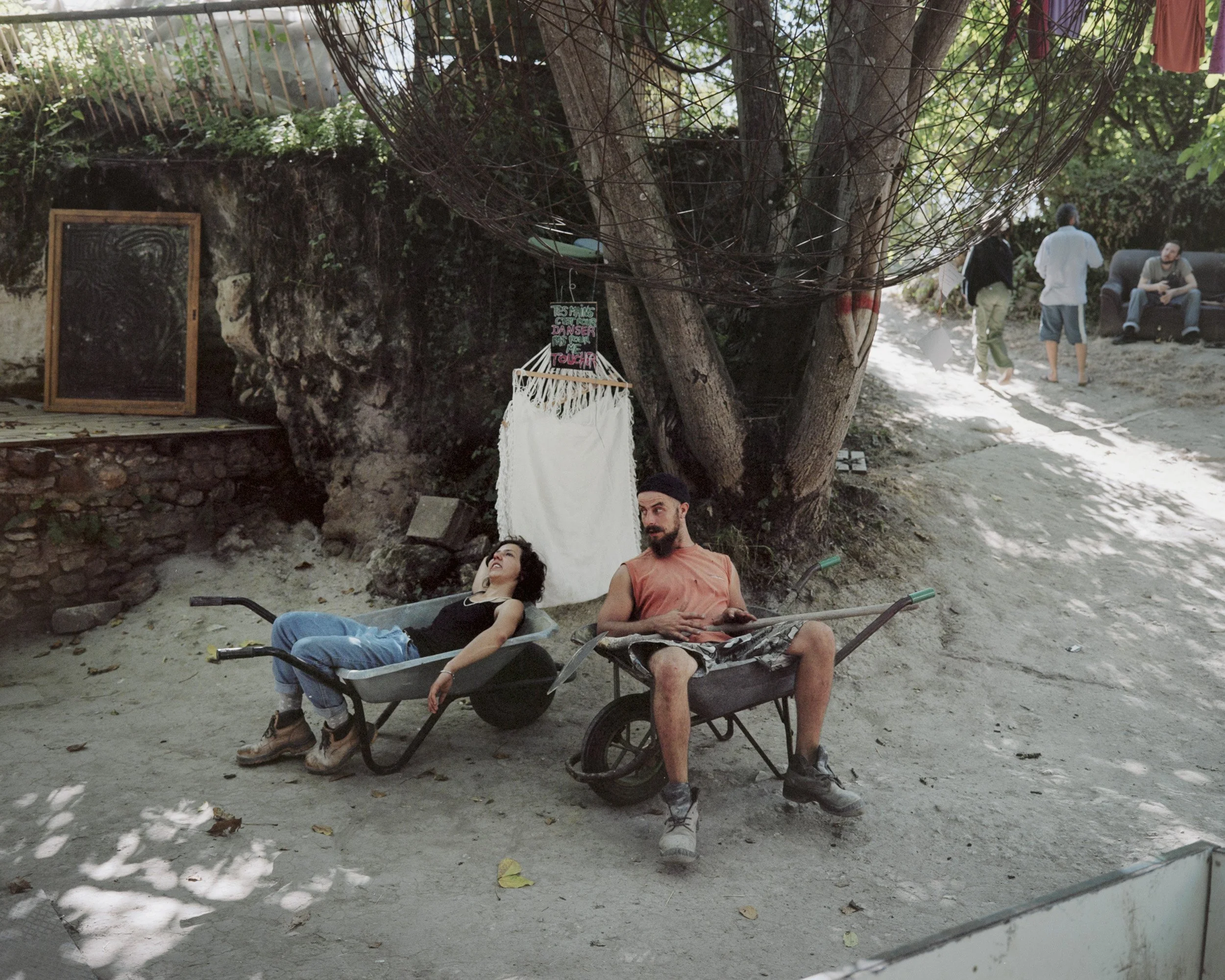 Julie et Tom, en (courte) pause pendant le chantier de renforcement d'un mur. Troglobal.