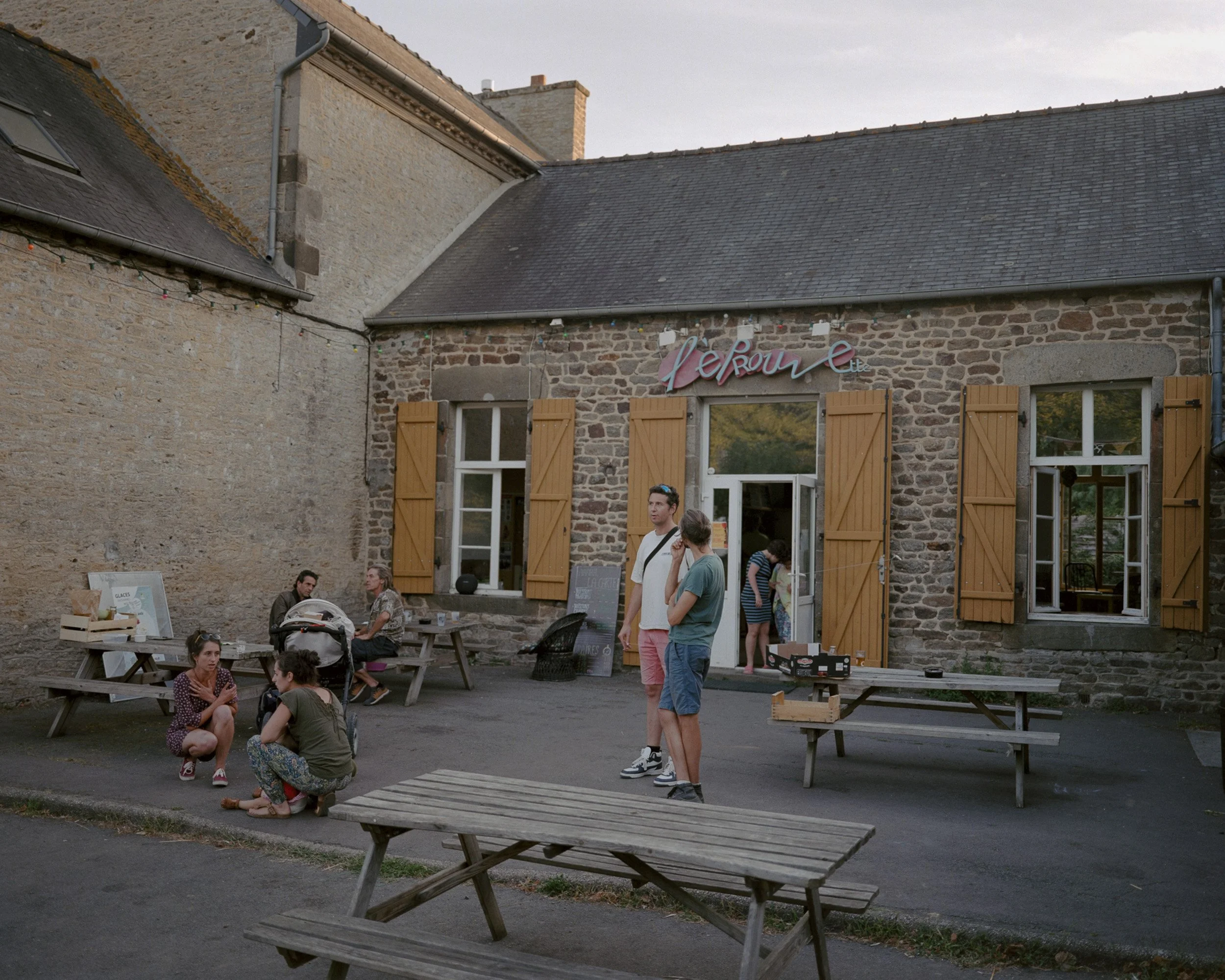 Café-bar L'Eprouvette, géré par des habitants du Hameau Leger du Placis. Dans le cadre de l'accord entre la commune et les habitants pour l'obtention du terrain, ces derniers se sont engagés à reprendre ce qui est le dernier commerce du village et d'