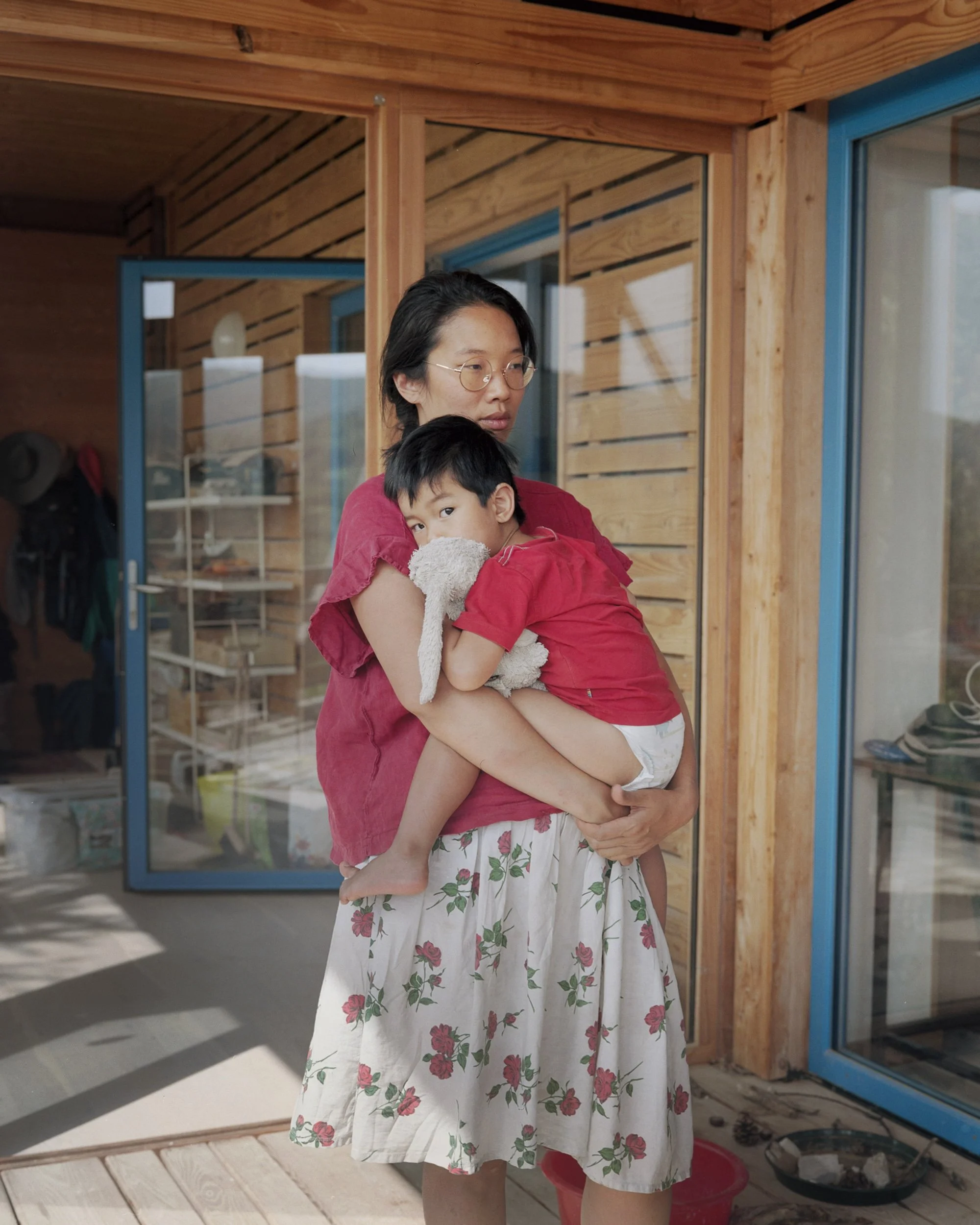 Cindy et son fils Sovan dans leur appartement à Ecoravie.