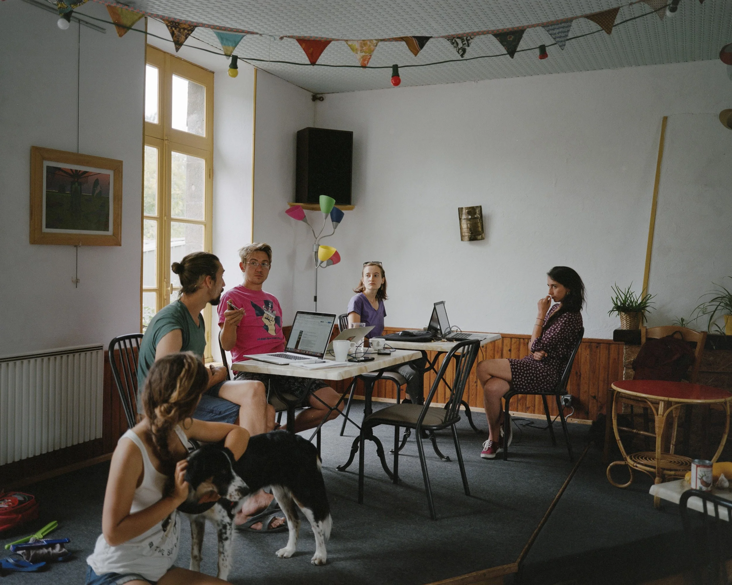 Réunion de triage des habitants du hameau Léger du Placis, dans le café-bar "L'Eprouvette" dont une partie des membres s'occupe. Les habitants se retrouvent régulièrement pour discuter de la vie en commun, des problèmes qu'il peut y avoir et des déci