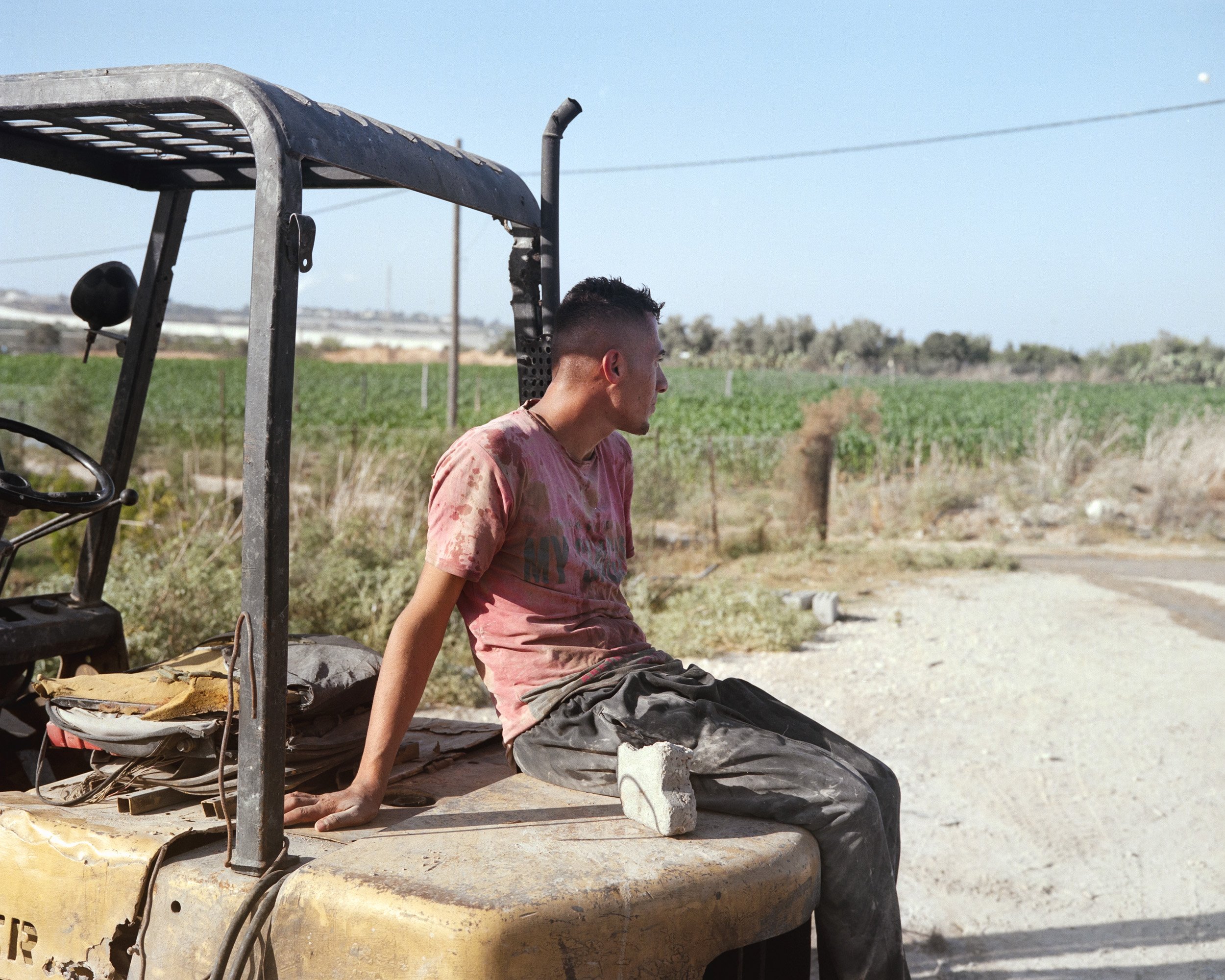 Ayoub, a worker at the debris and rubble recycling plant. Northern Gaza, October 2, 2022. © Lucien Lung / Riva-Press