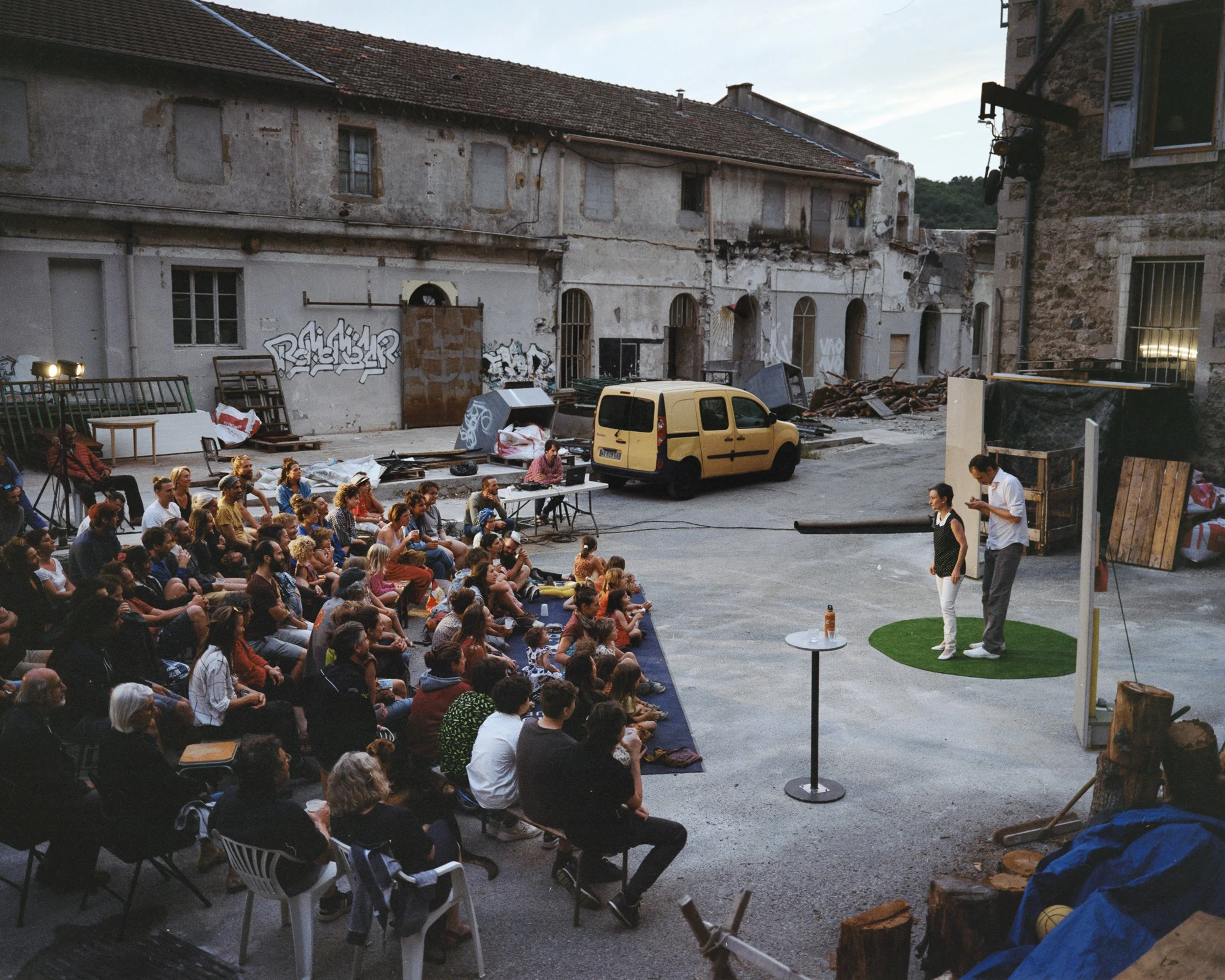 Représentation du spectacle de sortie de résidence "Fais GAF'A Moi" de la compagnie "Tout un truc".  Le moulinage, qui se veut un lieu recevant du public et de creation artistique, accueille régulièrement des artistes en residence.