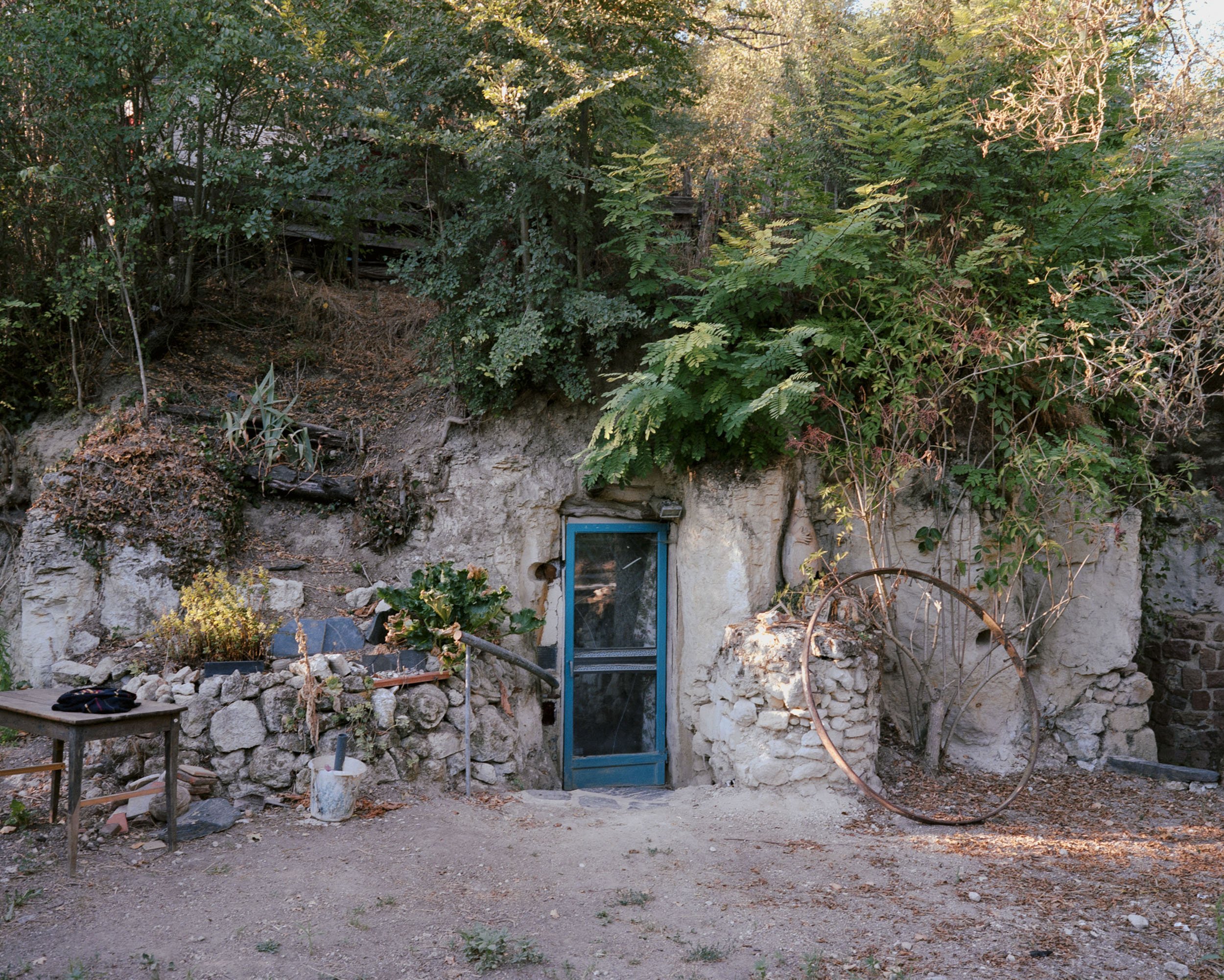 Porte d'entrée de la maison troglodyte de Julie, à Troglobal. 