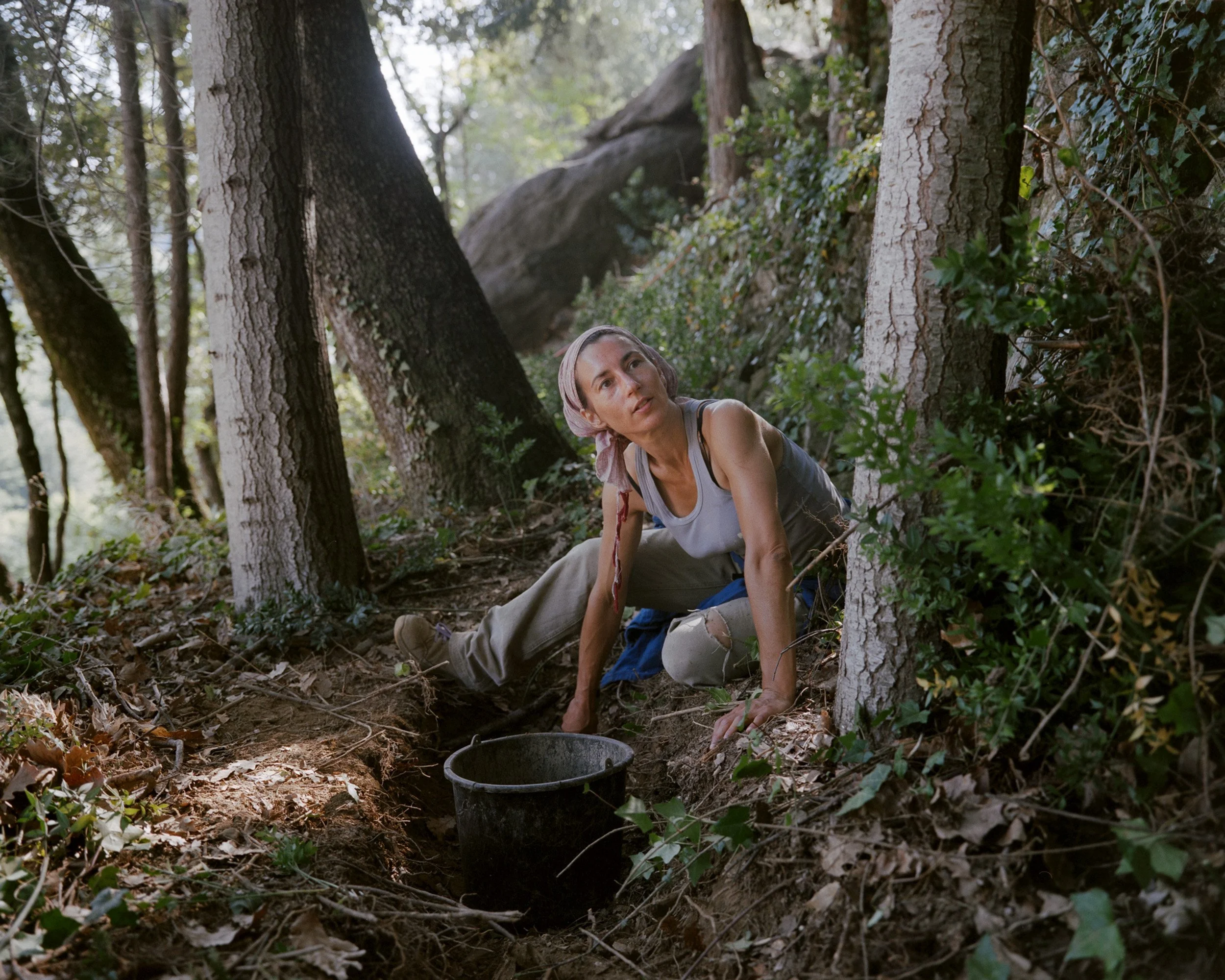 Laure creuse un fossé utilisé pour la pédo-épuration des eaux utilisées par le moulinage de Chirols. Les faysses, des terrasses anciennement aménagées pour la culture, vont être en partie utilisées pour l'épuration de l'eau qui, passant par le sol et