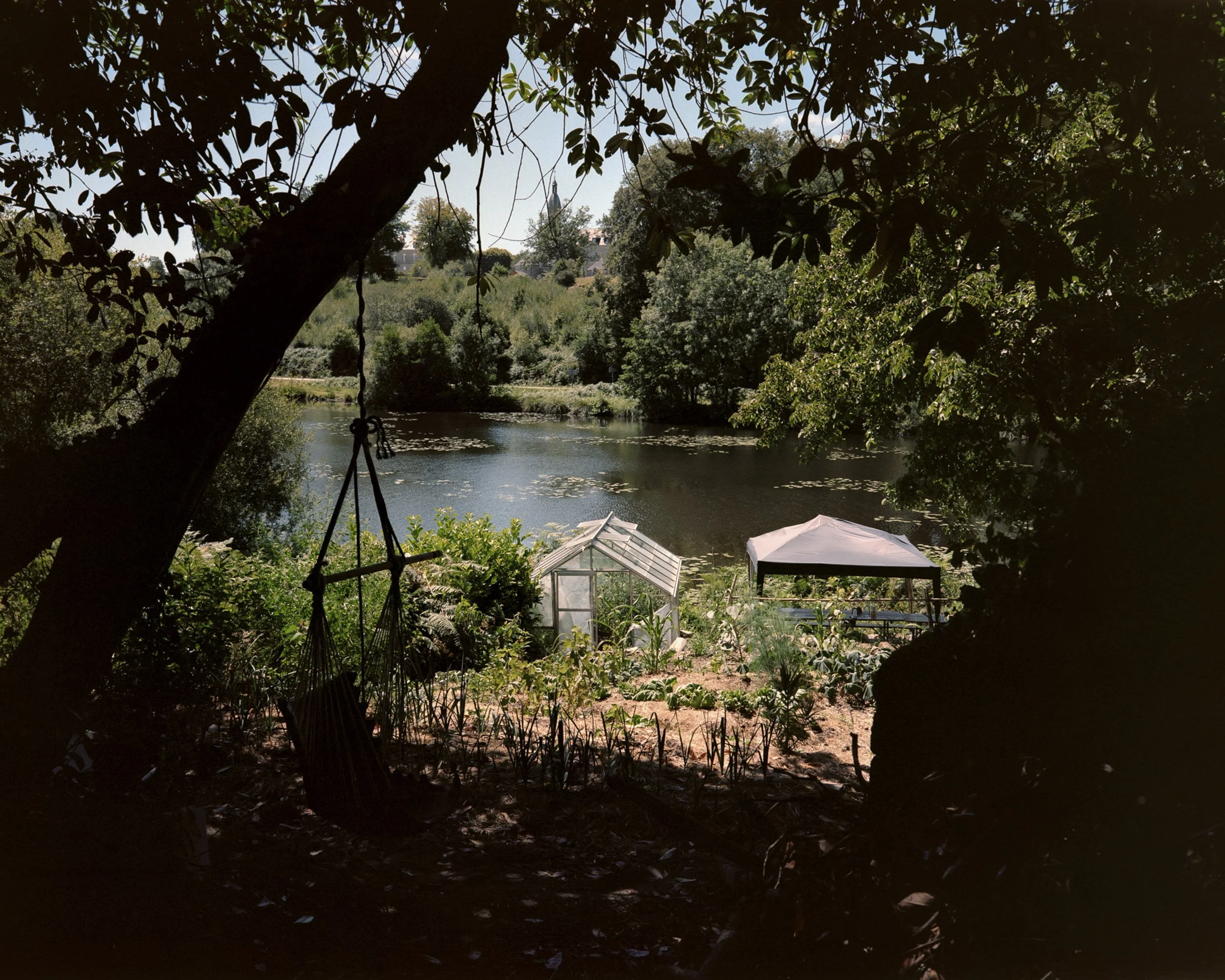 Vue sur l'étang qui borde la Bascule Argoat.