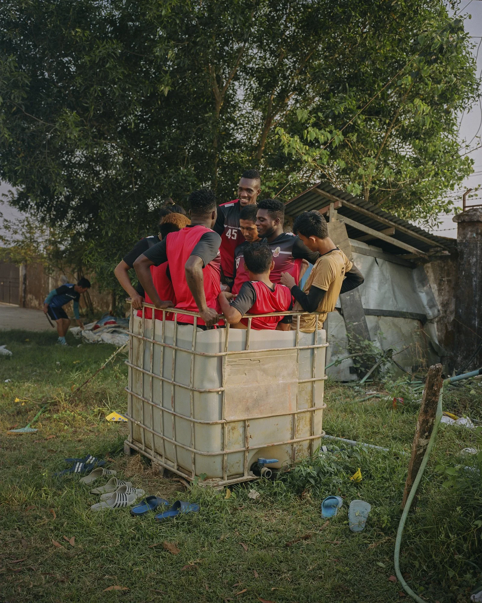 Dès la fin de l'entrainement, les autres joueurs rejoignent également les deux blessés et se trempent dans le bac. Déjà tiède, le bain devient rapidement une soupe chaude. 1er avril 2019