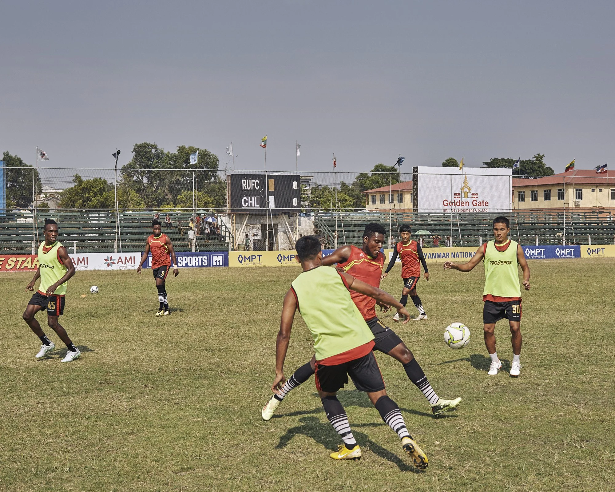 Séance d'entrainement dans le stade Watharli de Sittwe. Avril 2019