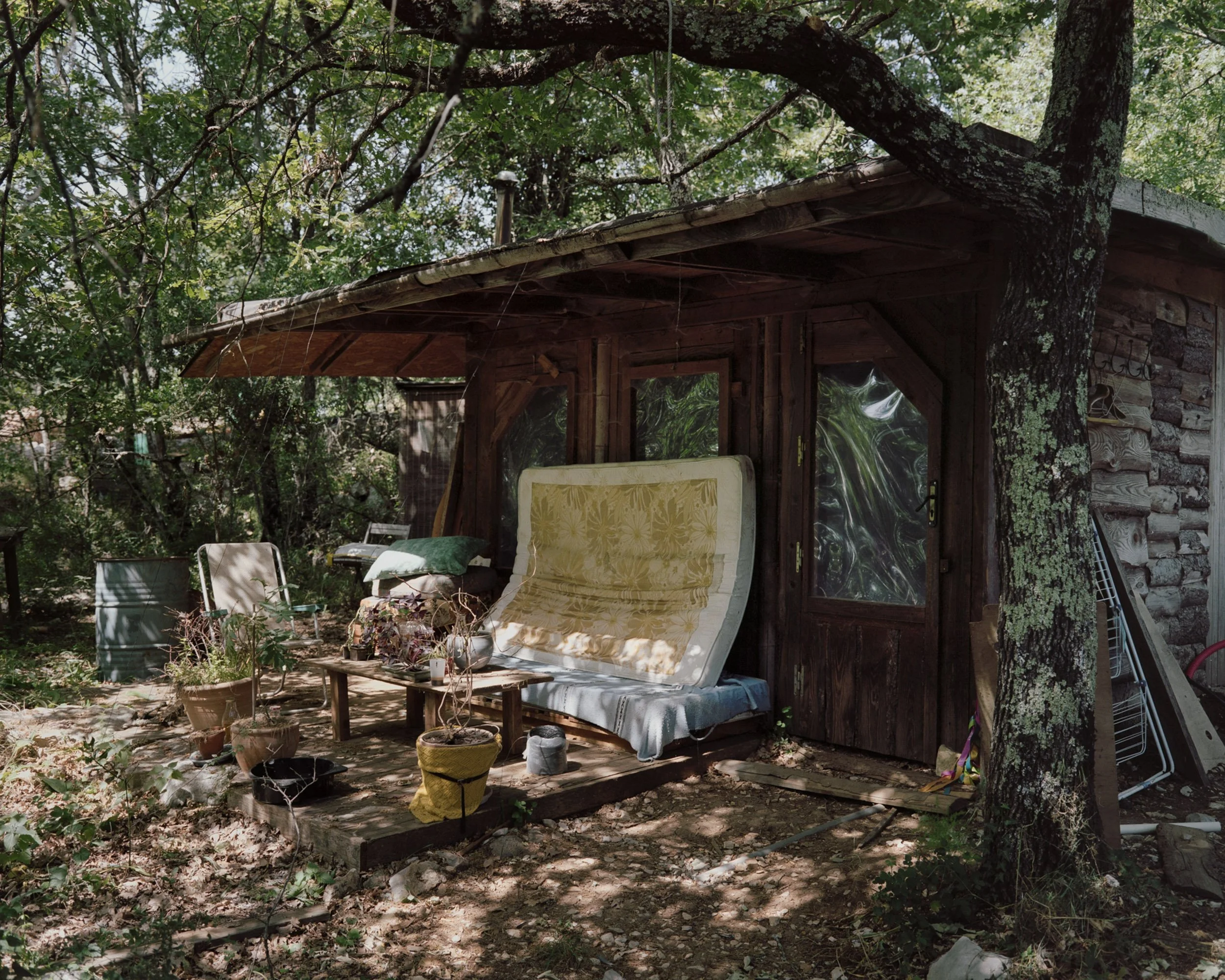 Cabane occupée par les woofers en visite au hameau des Buis, Le hameau s'appuie notamment sur les woofers pour aider dans les tâches telles que le maraichage ou la traite des chevres.