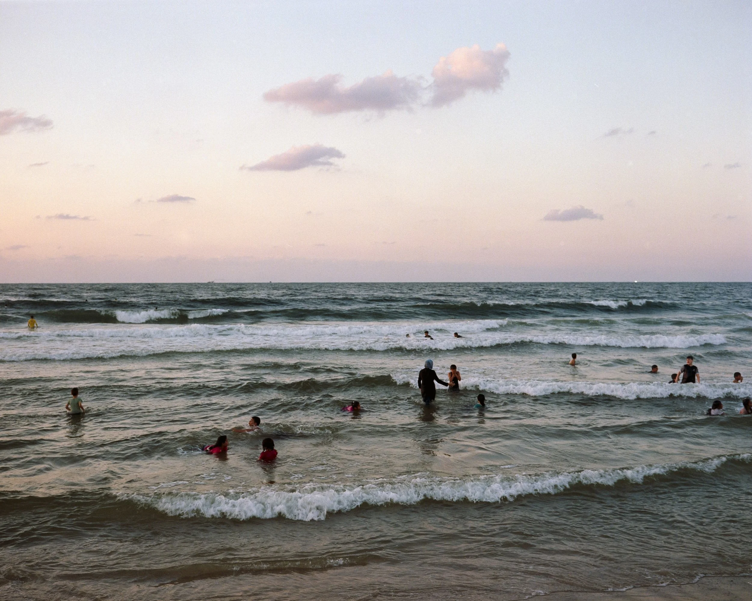 Gazans swim in the Mediterranean Sea. Gaza, October 8, 2022. © Lucien Lung / Riva-Press