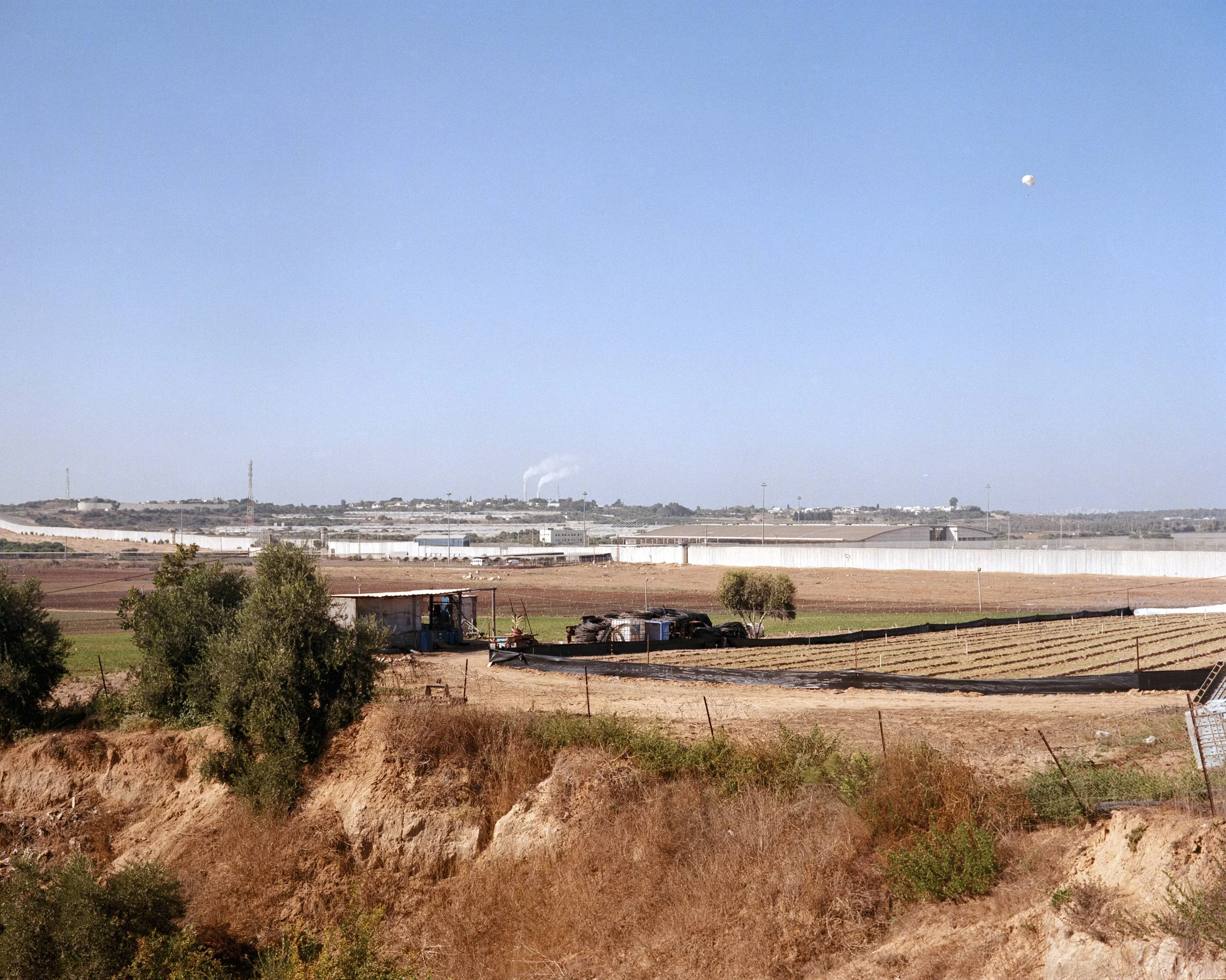 Eretz Crossing and the separation wall between Gaza and Israel. An Israeli surveillance balloon in the sky. October 2, 2022. © Lucien Lung