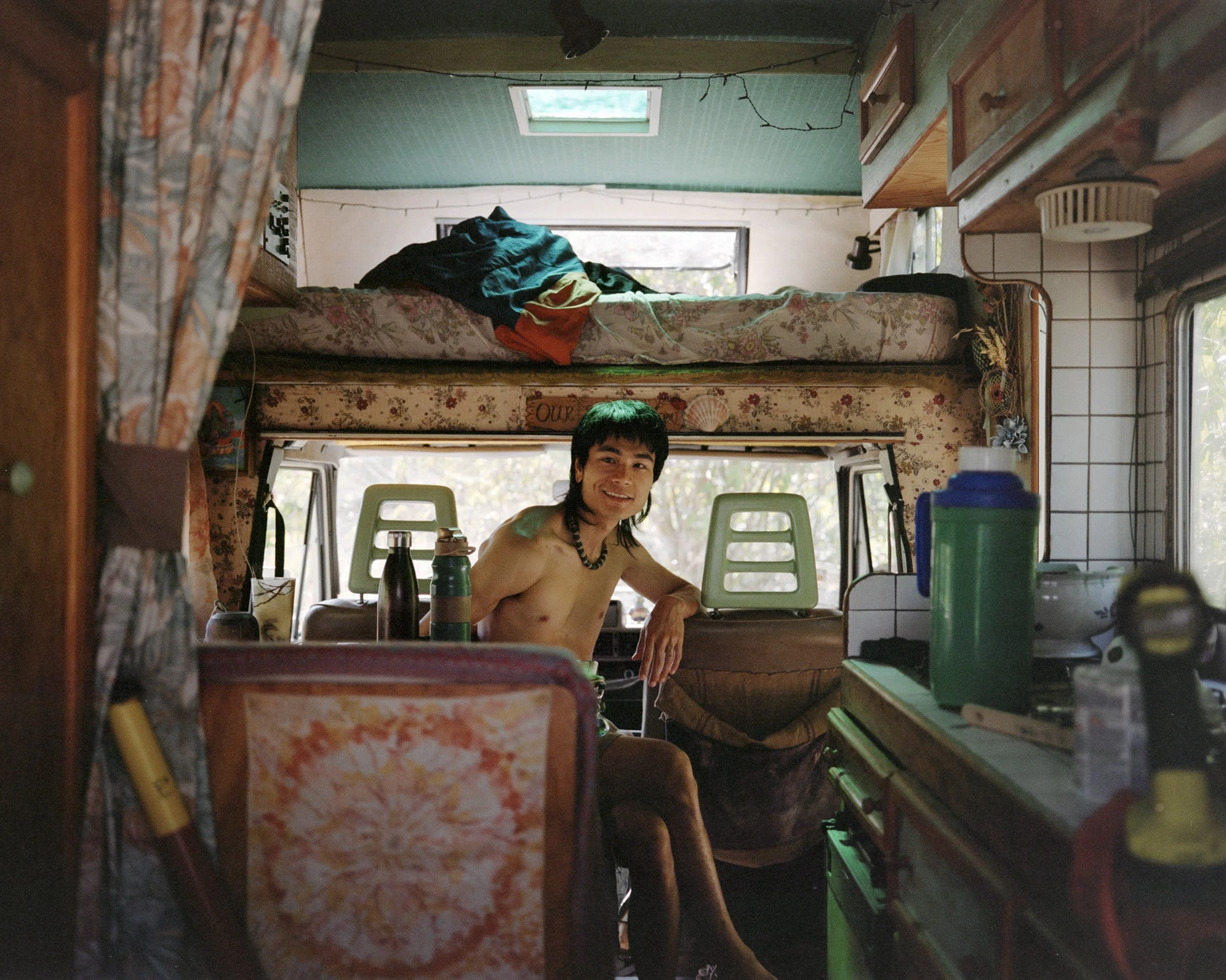 Julian, un voyageur taiwanais, a posé son camion depuis quelques semaines sur le terrain de Troglobal.
Ici, chacun est libre de rester autant de temps qu'il le souhaite en echange d'aide aux travaux et a la vie de la communaute.