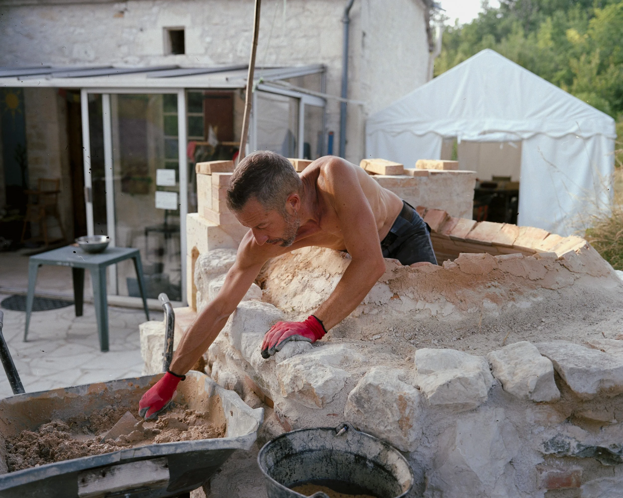 Construction d'un four.