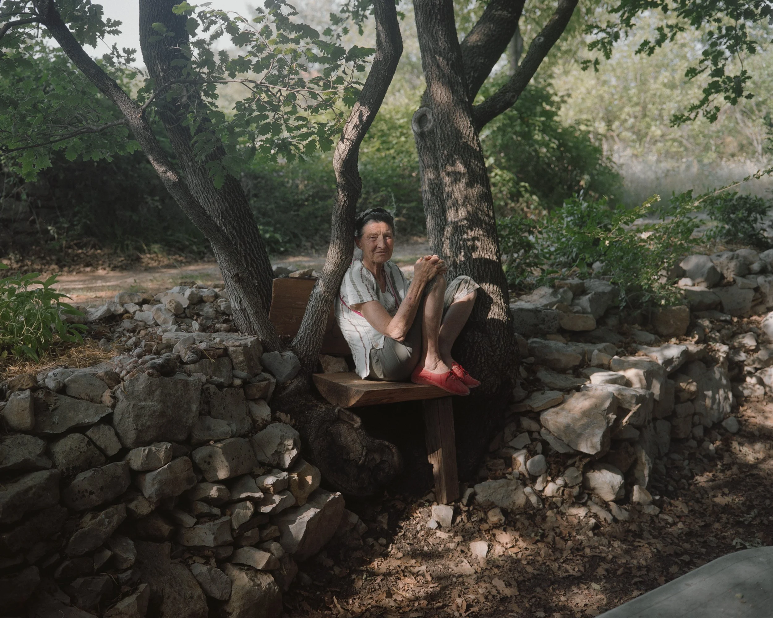 Clémence, habitante du hameau des Buis. C'est apres avoir été gravement atteinte d'un cancer que Clémence a changé de vie et a eu envie de s'installer dans  un écohameau, plus proche des valeurs écologiques qu'elle défend. 

"Je suis venue pour vivre