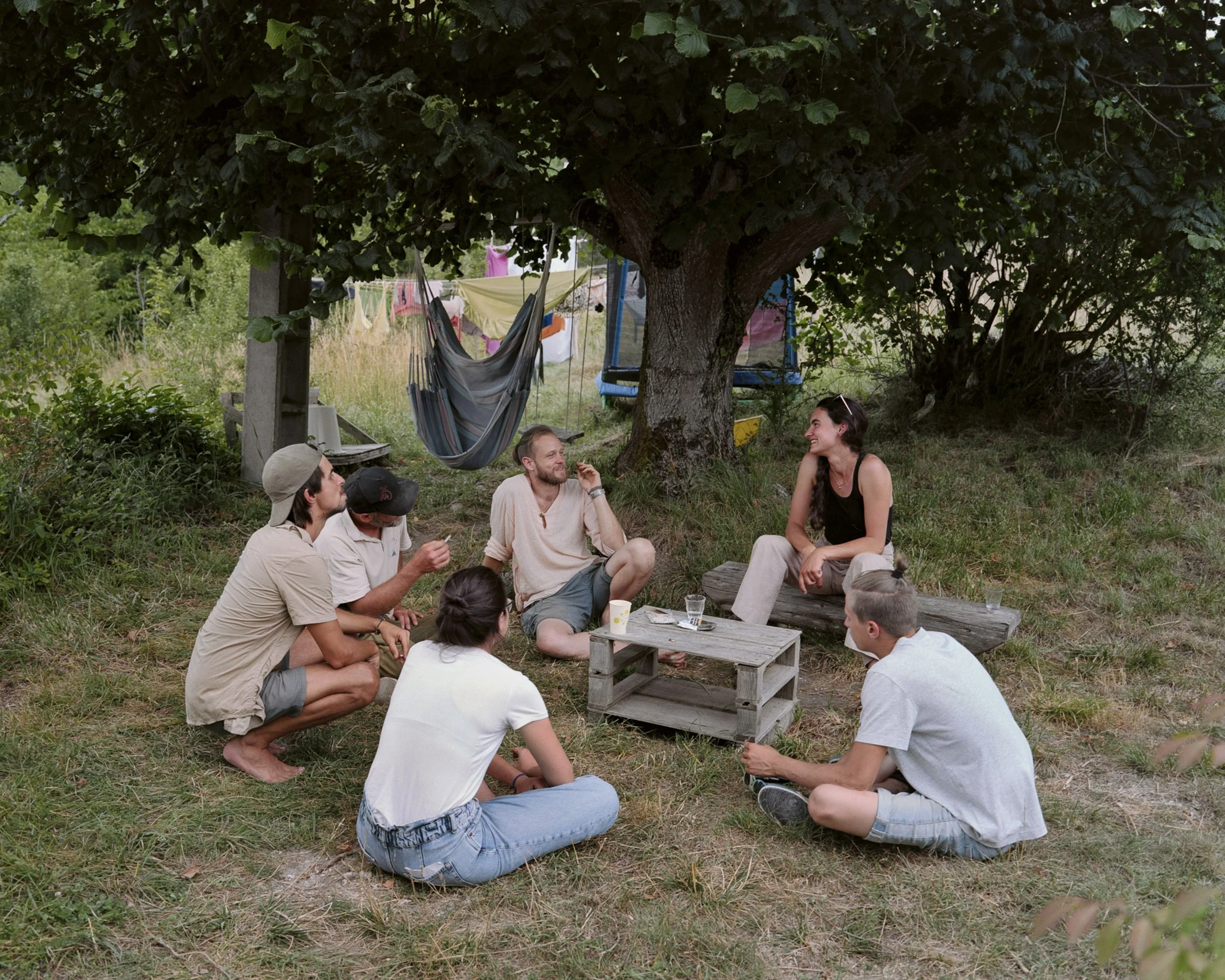 Discussion entre membres de Tera et des visiteurs venus se former à l'écosystème économique du projet à la ferme de Lartel.