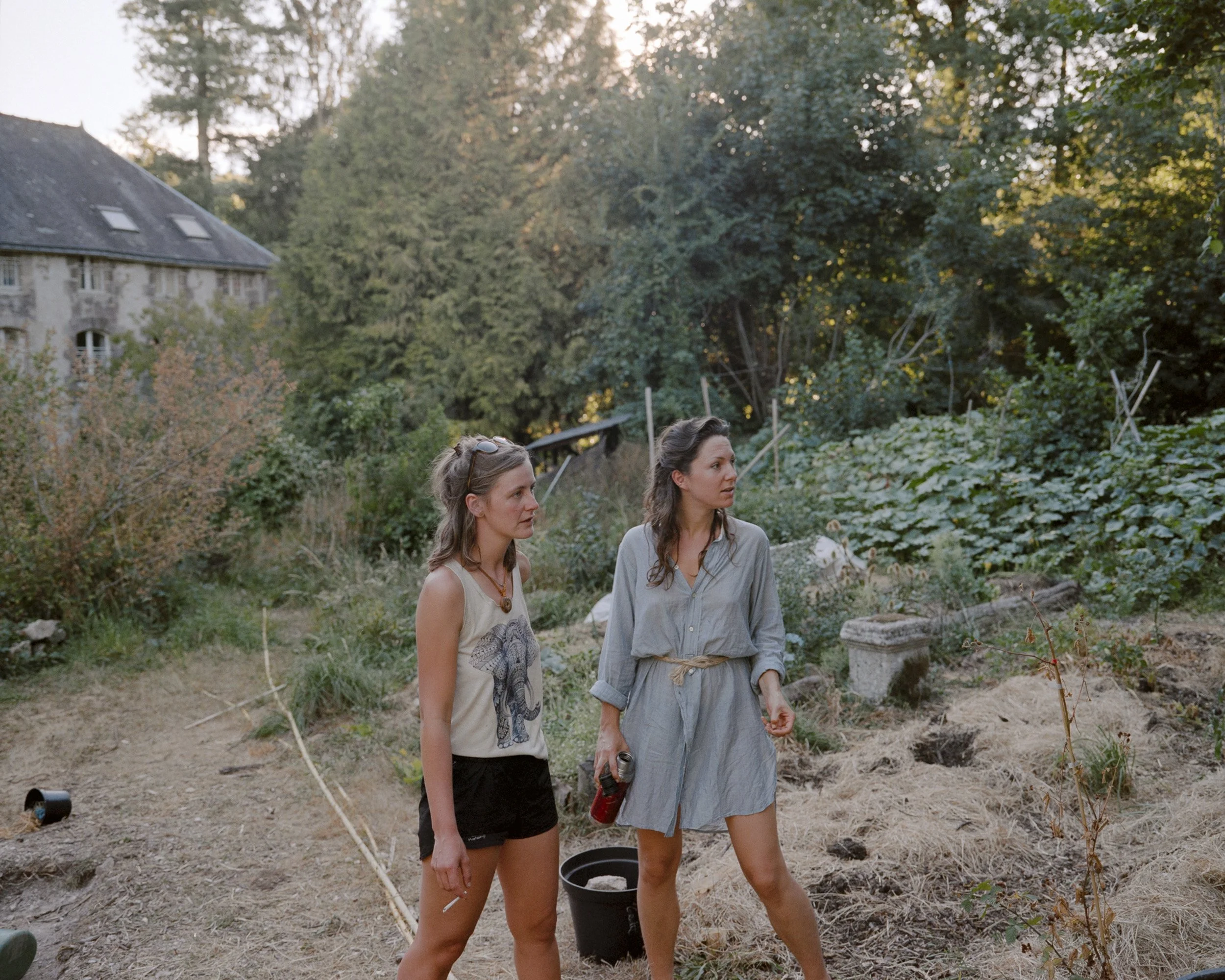 Eva (a gauche) et Aleksandra, habitantes de la Bascule Argoat, dans le jardin potager. 

Même s'ils sont conscients que la surface cultivée ne leur permettra pas d'etre autonomes, le rapport a la terre est une part importante du processus de transiti