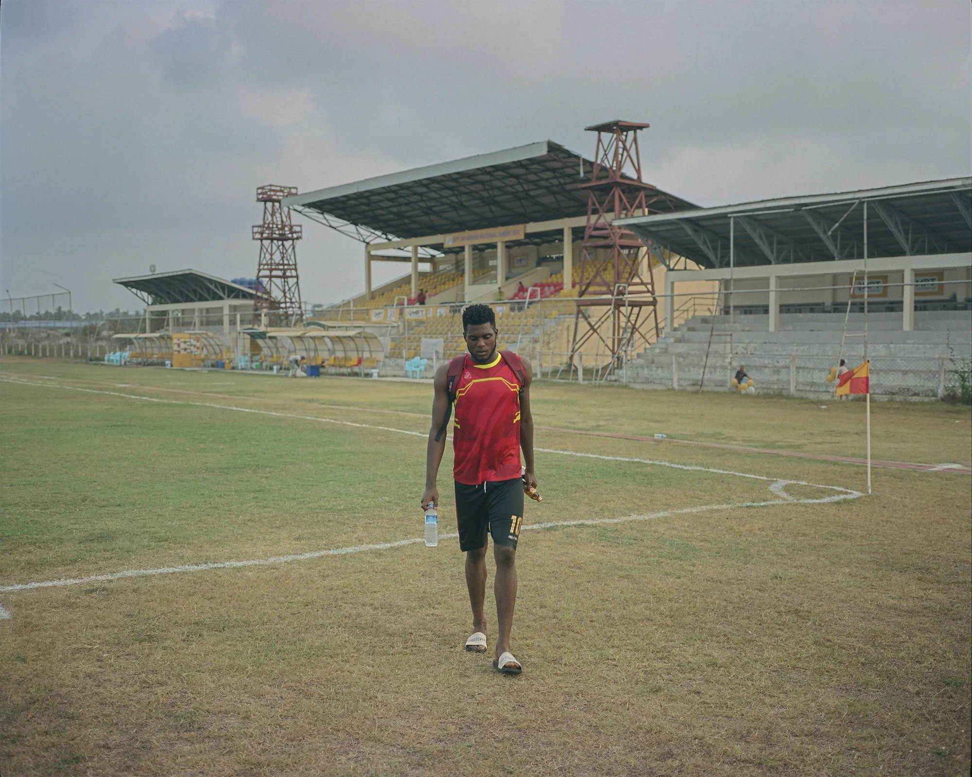 Samuel regagne les dortoirs apres le match Rakhine United contre Ayeyawady FC. 11 mai 2019