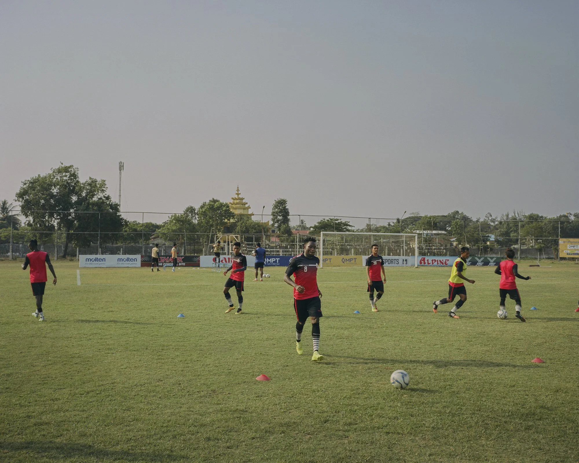 Séance d'entrainement dans le stade Watharli de Sittwe. 1er avril 2019