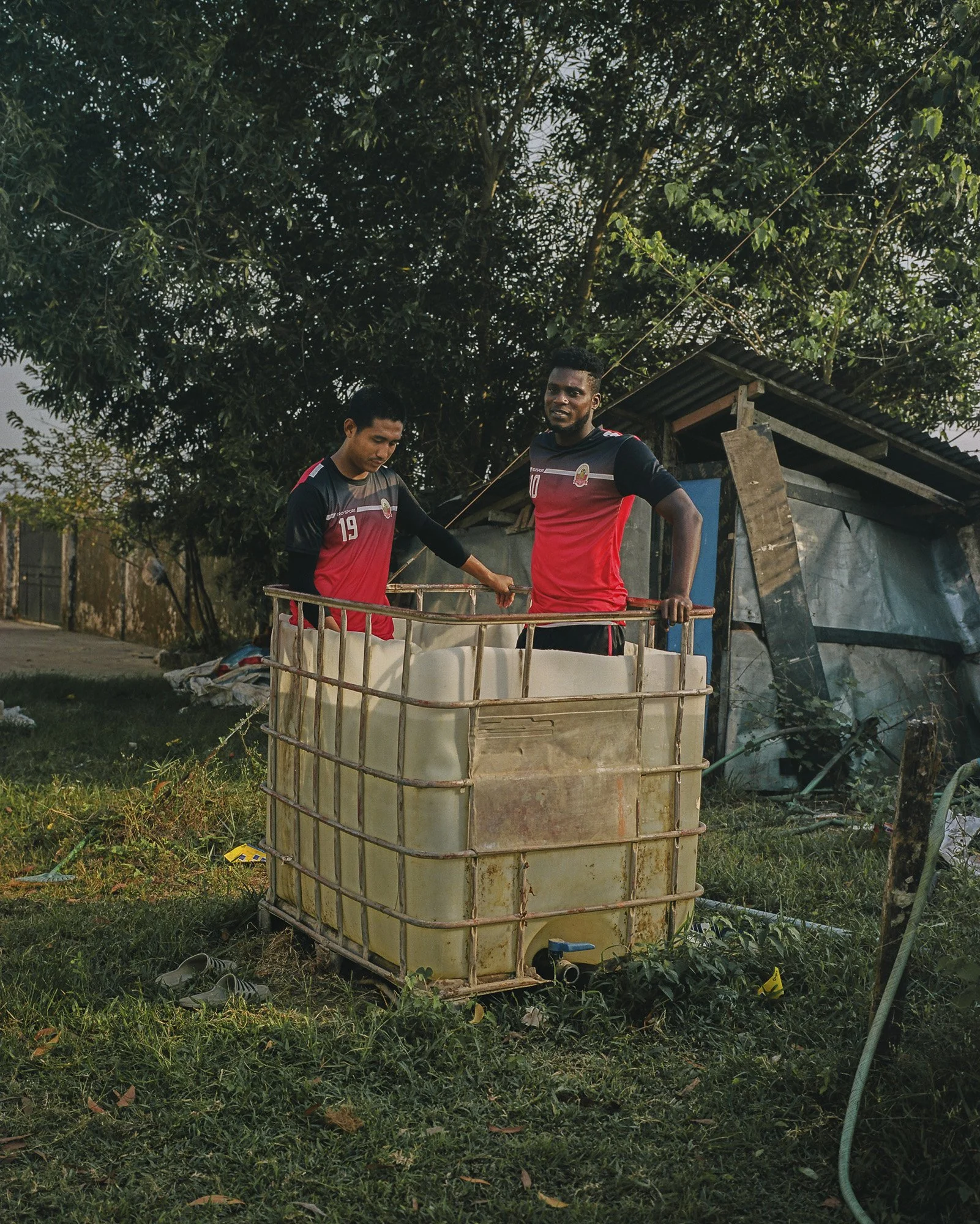 Blessés, Samuel et un autre joueur prennent un bain d'eau froide pour soulager leurs douleurs, l'entraineur leur ayant promis un "bain de récupération comme dans les grands clubs".
