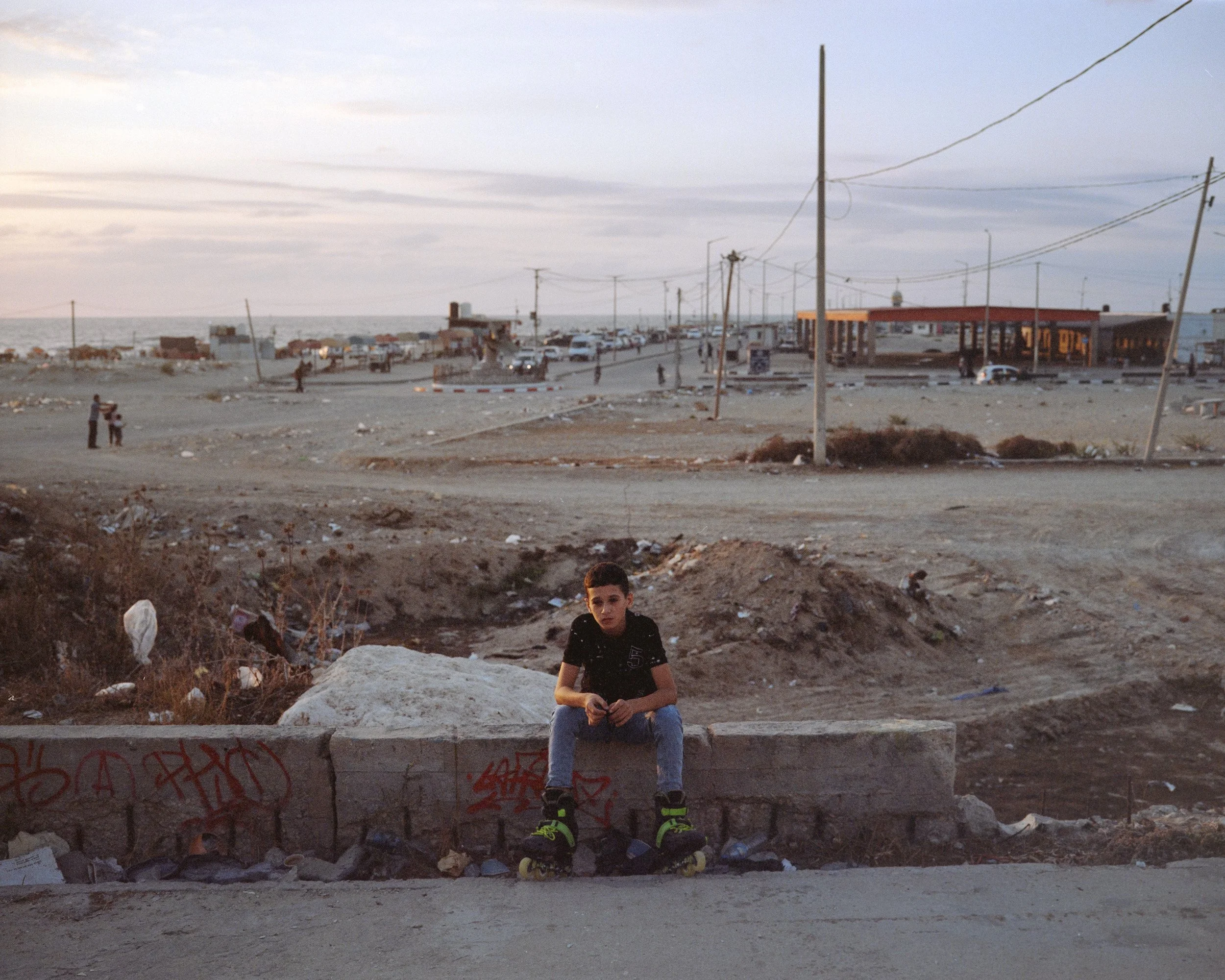 A young person on rollerblades takes a break, in Gaza City, October 7, 2022. Given the state of the roads, skateboarding and rollerblading are a challenge. © Lucien Lung / Riva-Press
