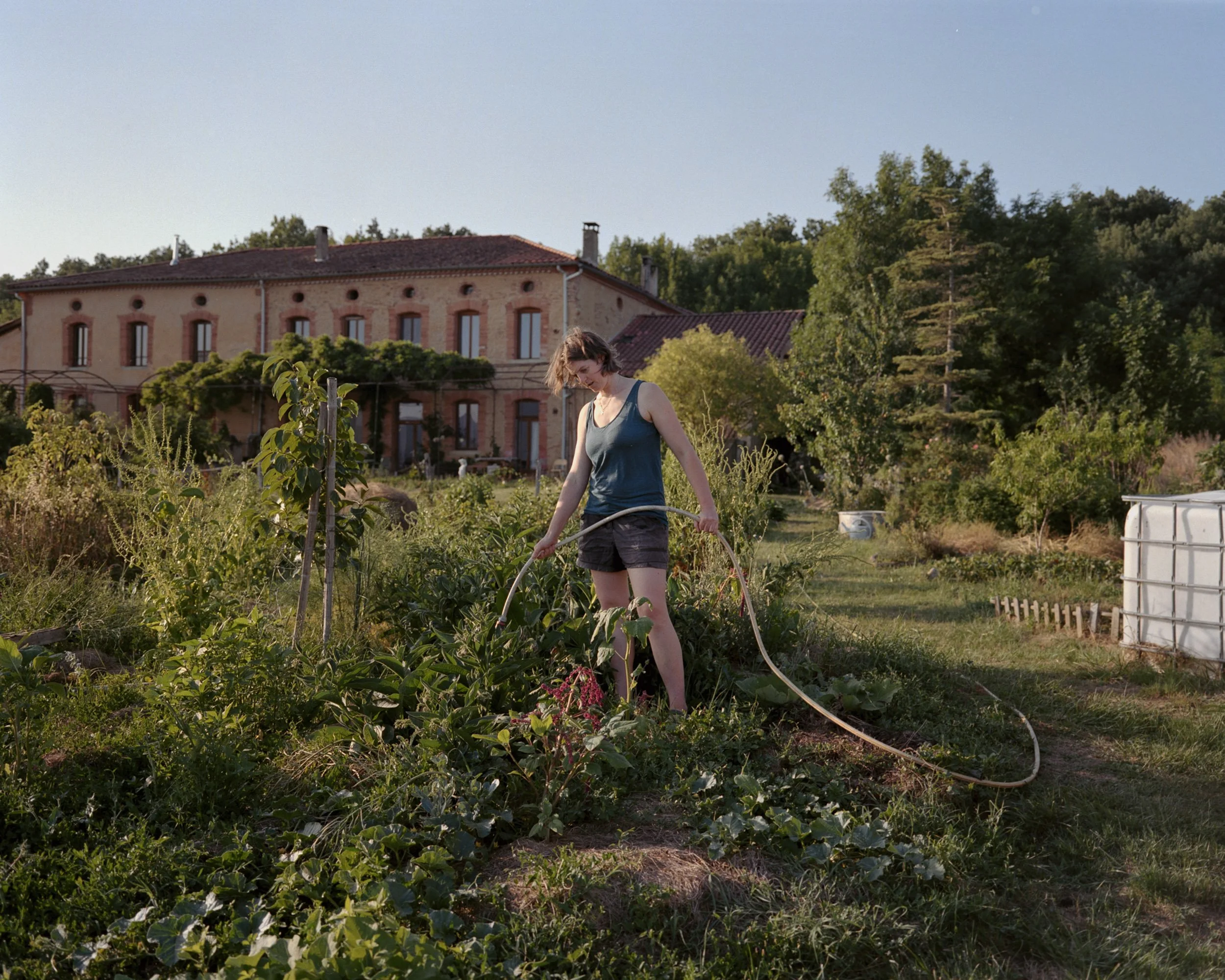 Agathe, habitante de Sainte-Camelle, s'occupe du potager. Essayant de gagner en autonomie alimentaire, sans que ce ne soit le but ultime, les habitants cultivent 1500m2, nécessite un investissement en temps et en énergie conséquent.