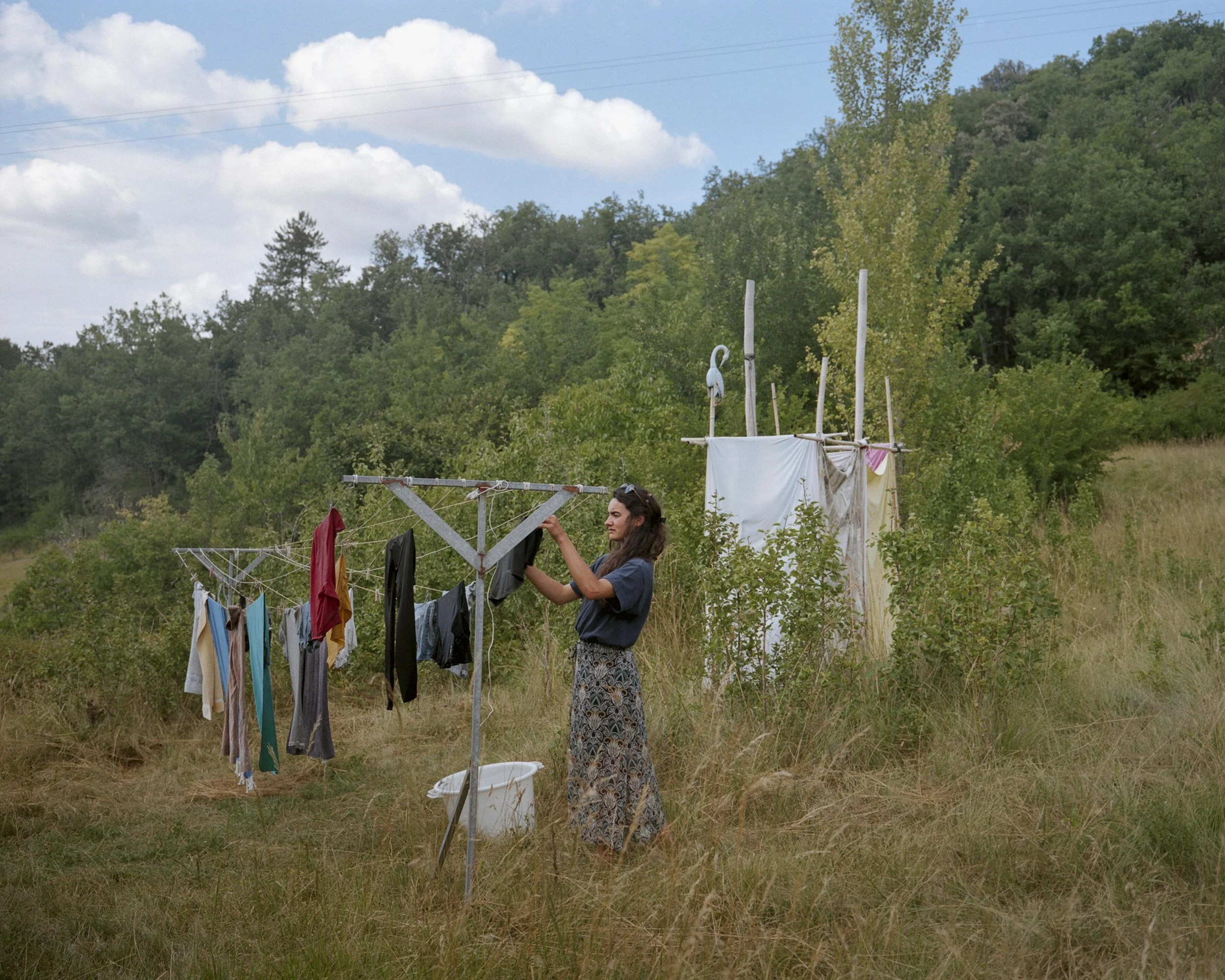 Romane, en visite au projet Tera, accroche son linge.