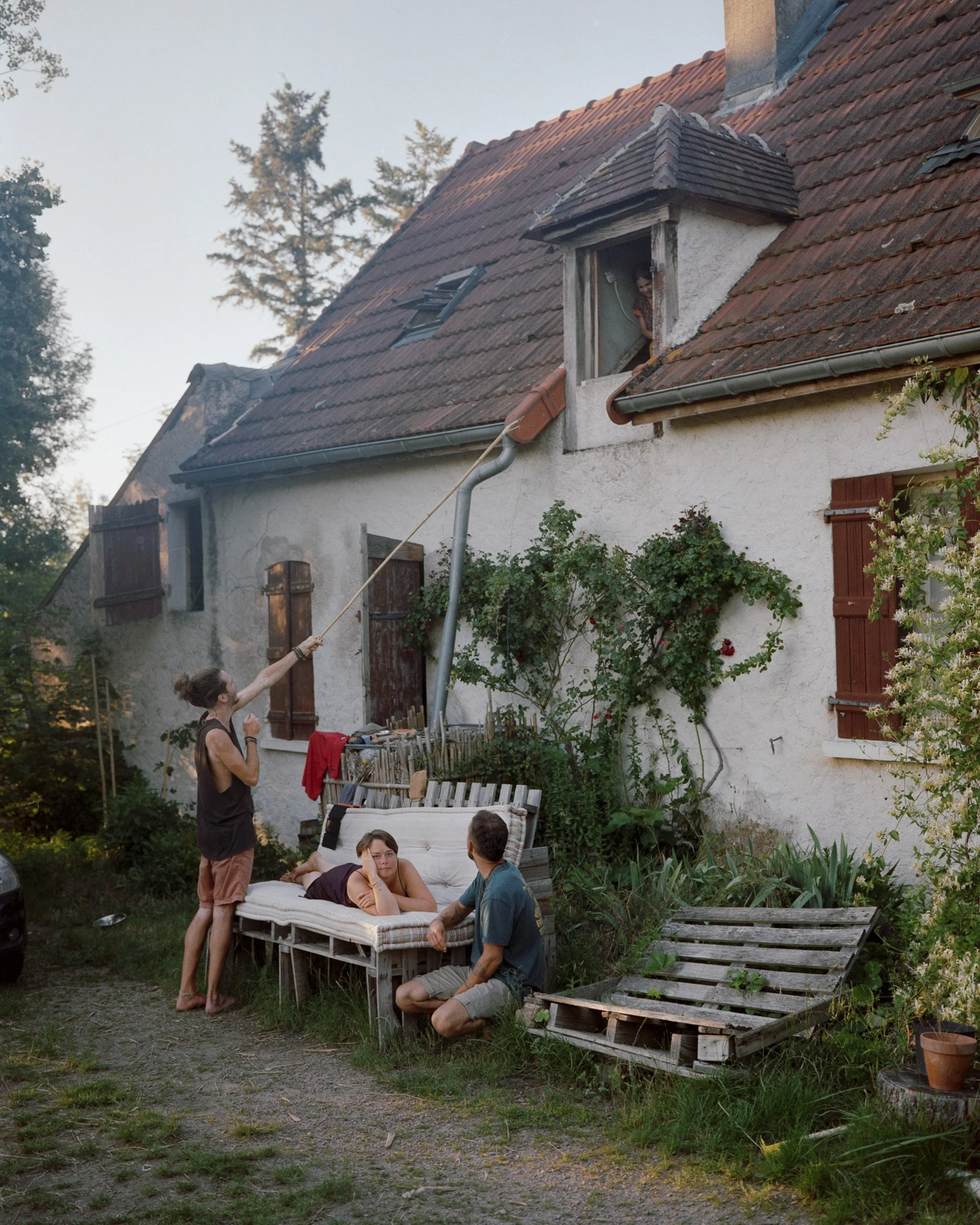 Moment de détente entre habitants.
