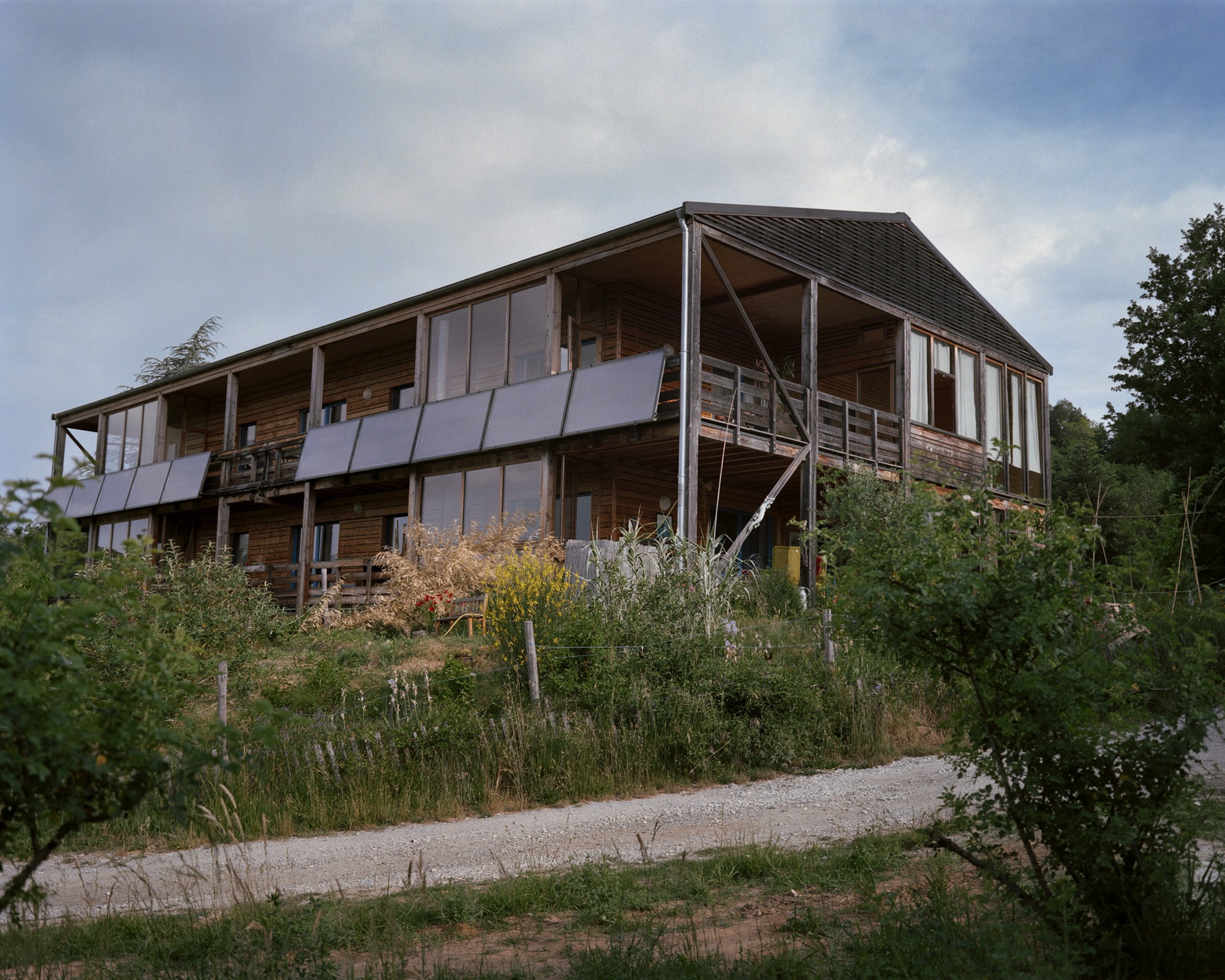 Dernier des trois bâtiments construits à Ecoravie. Les bâtiments, de conception bioclimatique et construits avec des matériaux biosourcés, accueillent aujourd'hui 20 logements pour 44 personnes.