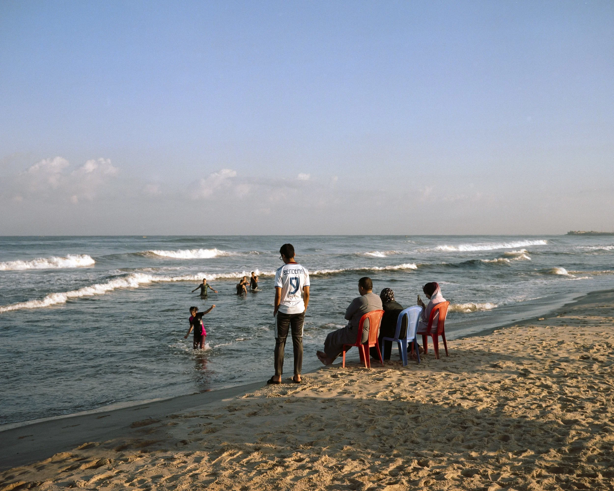 A family enjoys the mild morning on the beach in Gaza City, October 8, 2022. © Lucien Lung / Riva-Press