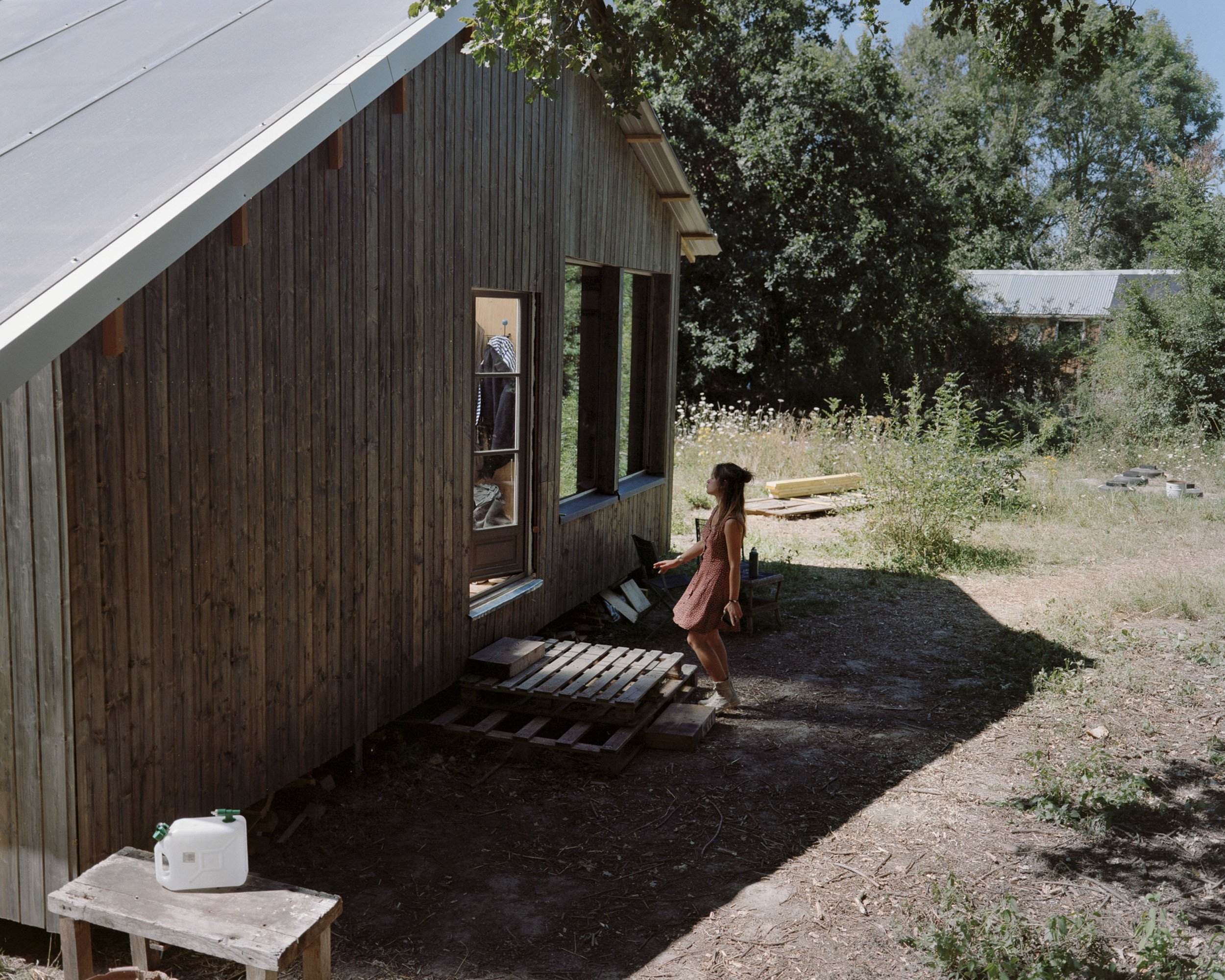 Pauline devant sa maison, Hameau Léger du Placis.