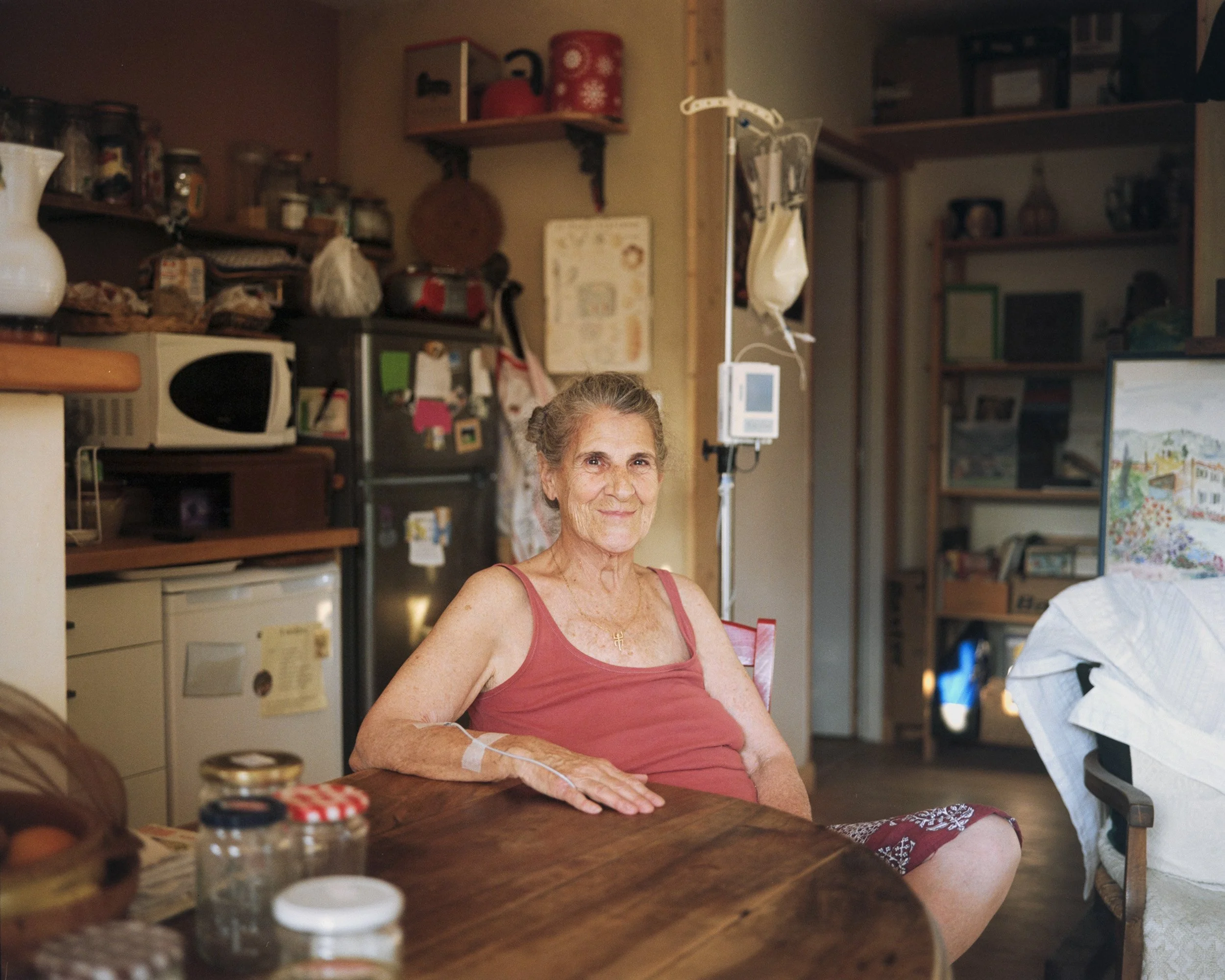 Françoise, infirmière à la retraite et une des co-fondatrices d'Ecoravie, dans son appartement.