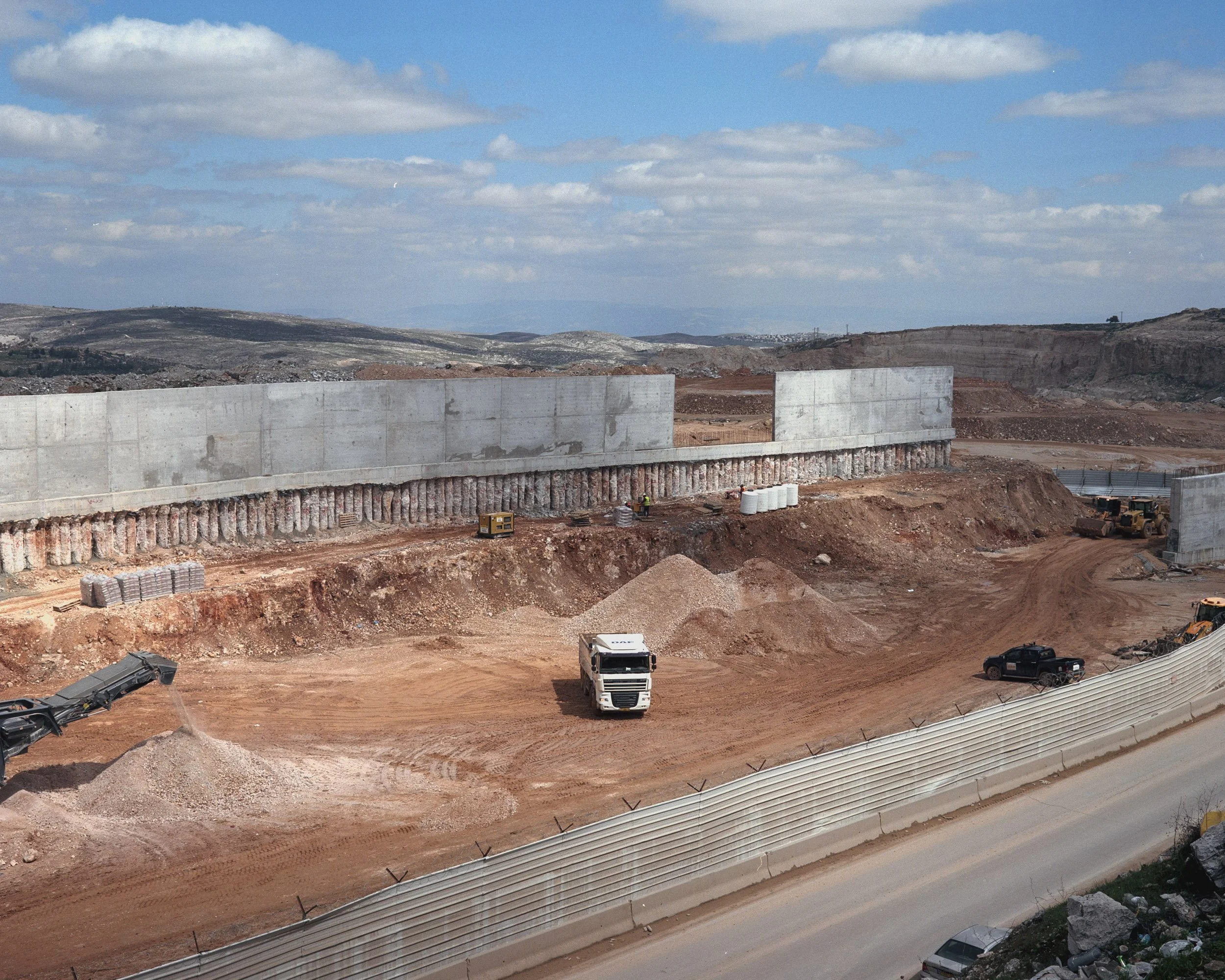 Construction of a new section of the wall, in Qalandiya, between Ramallah and Jerusalem.