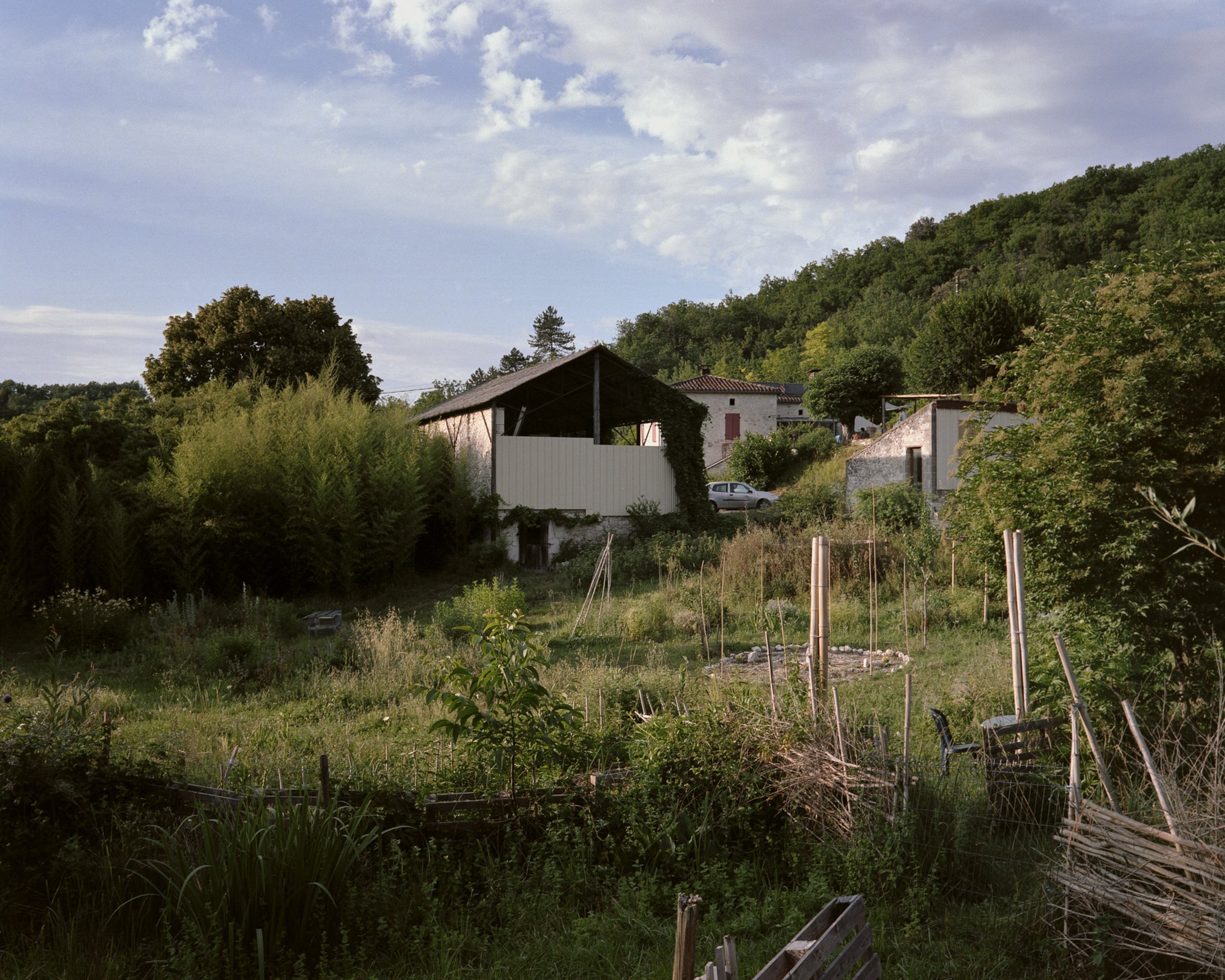 Ferme de Lartel, lieu originel du Projet Tera "Tous ensemble vers un revenu d'autonomie". 

Si en 2015 l'idée d'origine était d'installer Tera au sein de la ferme de Lartel, les habitants présents se sont rapidement heurtés a l'opposition du voisin e