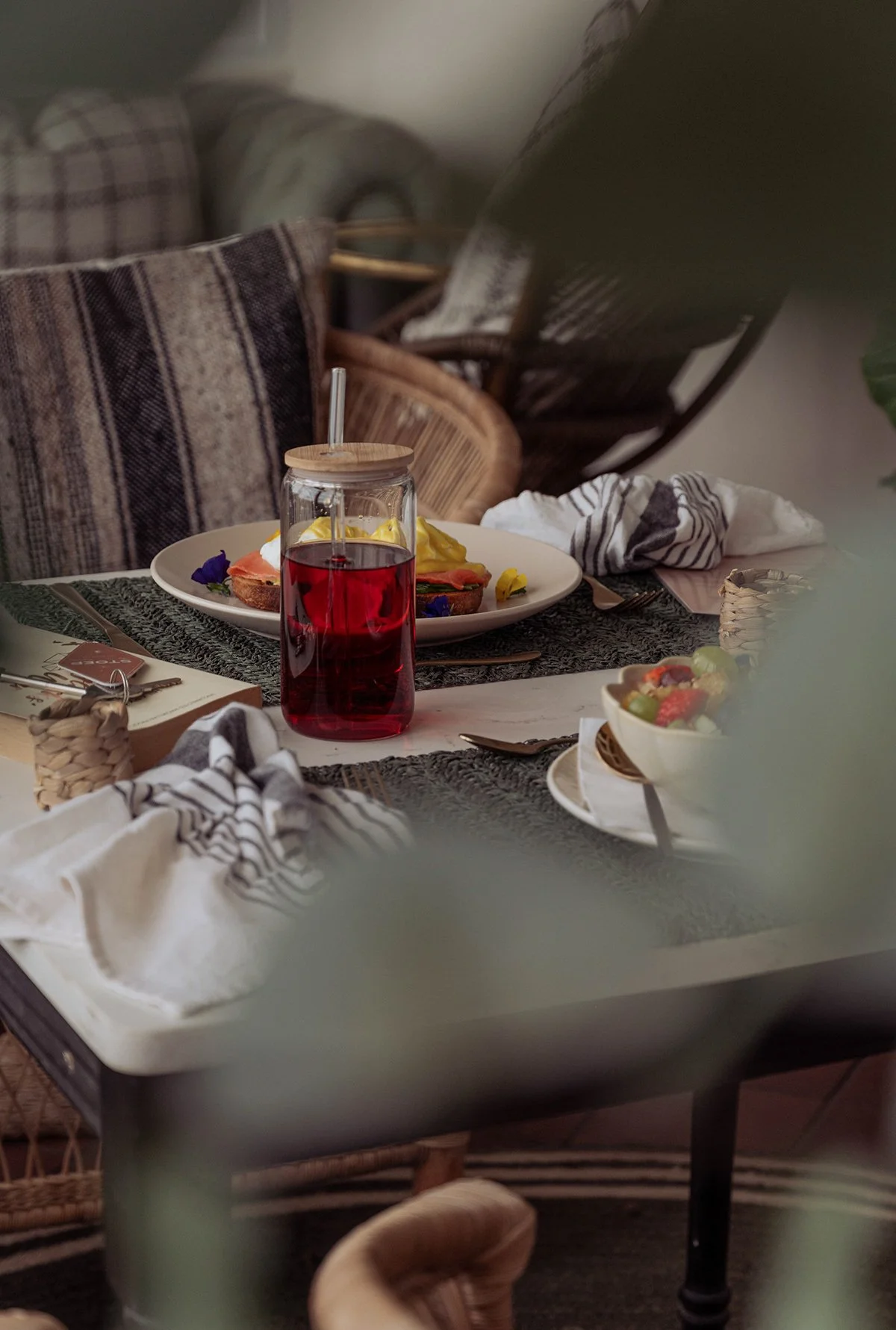 breakfast-table-eggs-benedict-iced-tea.jpg